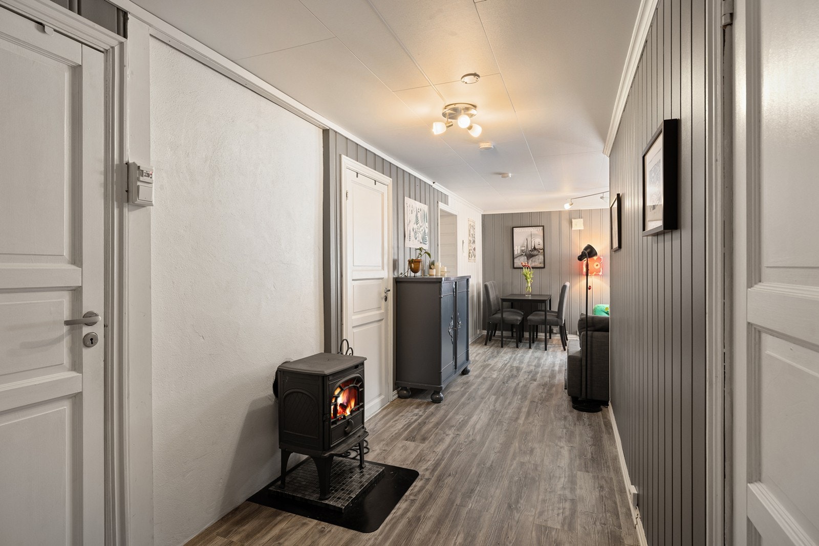 Vedovn i gangen gir en behagelig varme og skaper et koselig innemiljø. Galleribilde