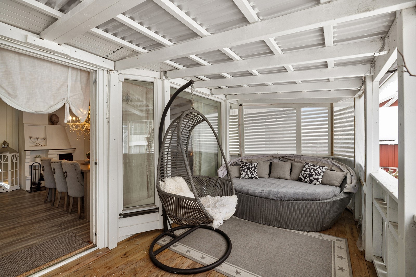 Terrassedel med tilknytning til stuen har et overbydg tak som gir en forlengelse av stuen. Galleribilde