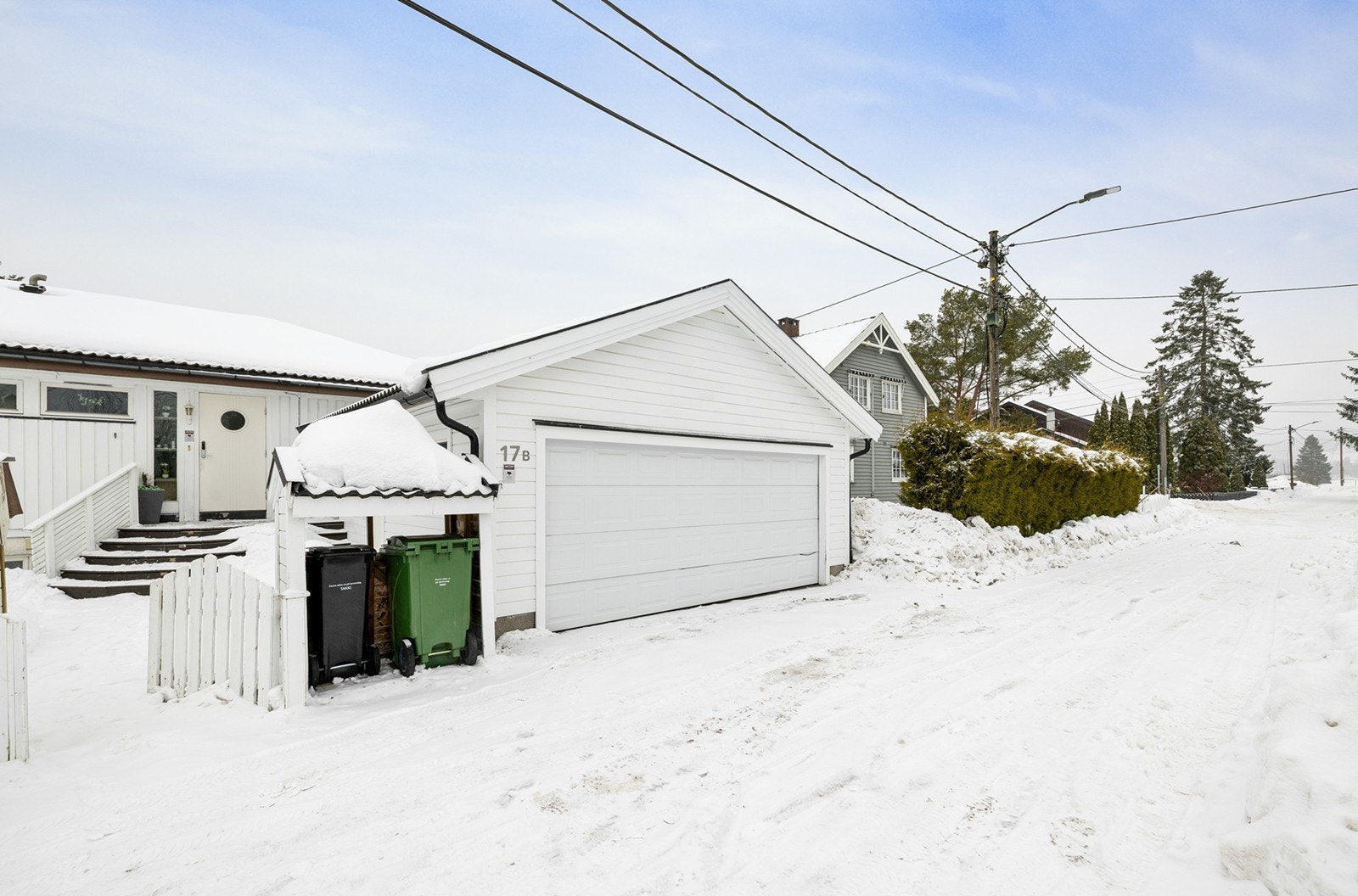 Garasjen med elektrisk port og EL-bil lader. Galleribilde
