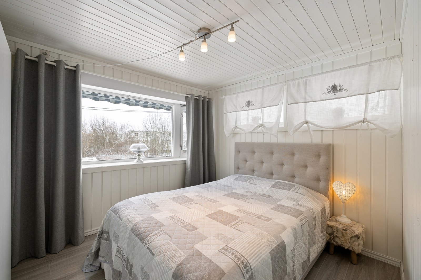 Soverommet har store vinduer som gir godt med naturlig lys. Galleribilde