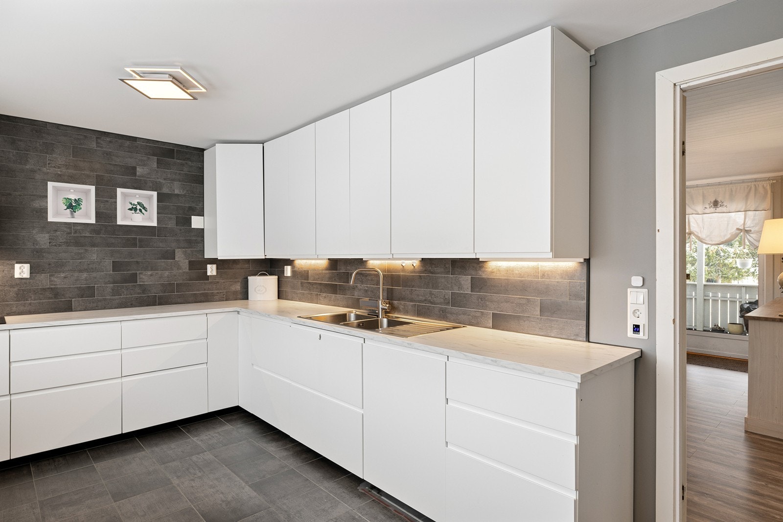 Godt med skap- og benkeplass. Galleribilde