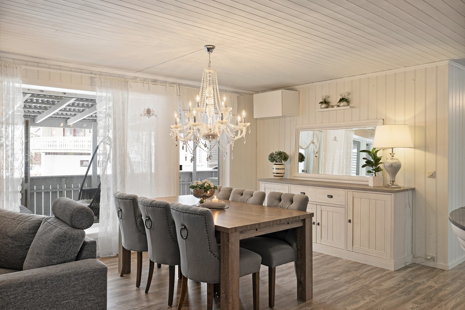 Spiseplassen har utgang til en innglasset terrasse, noe som gir ekstra lys og romfølelse. Galleribilde