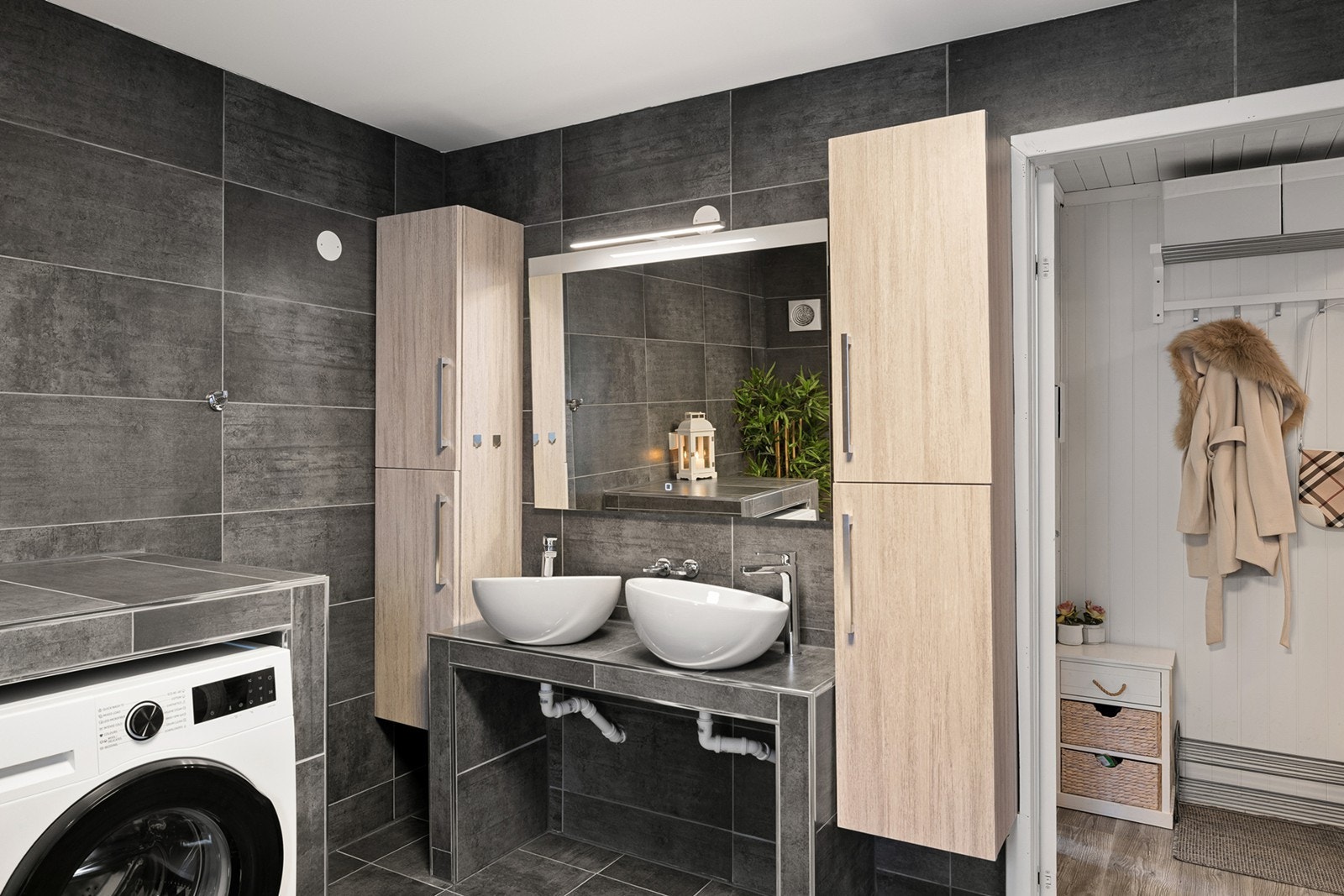 Dobbel servant og speilskap gir god oppbevaringsplass på badet. Galleribilde