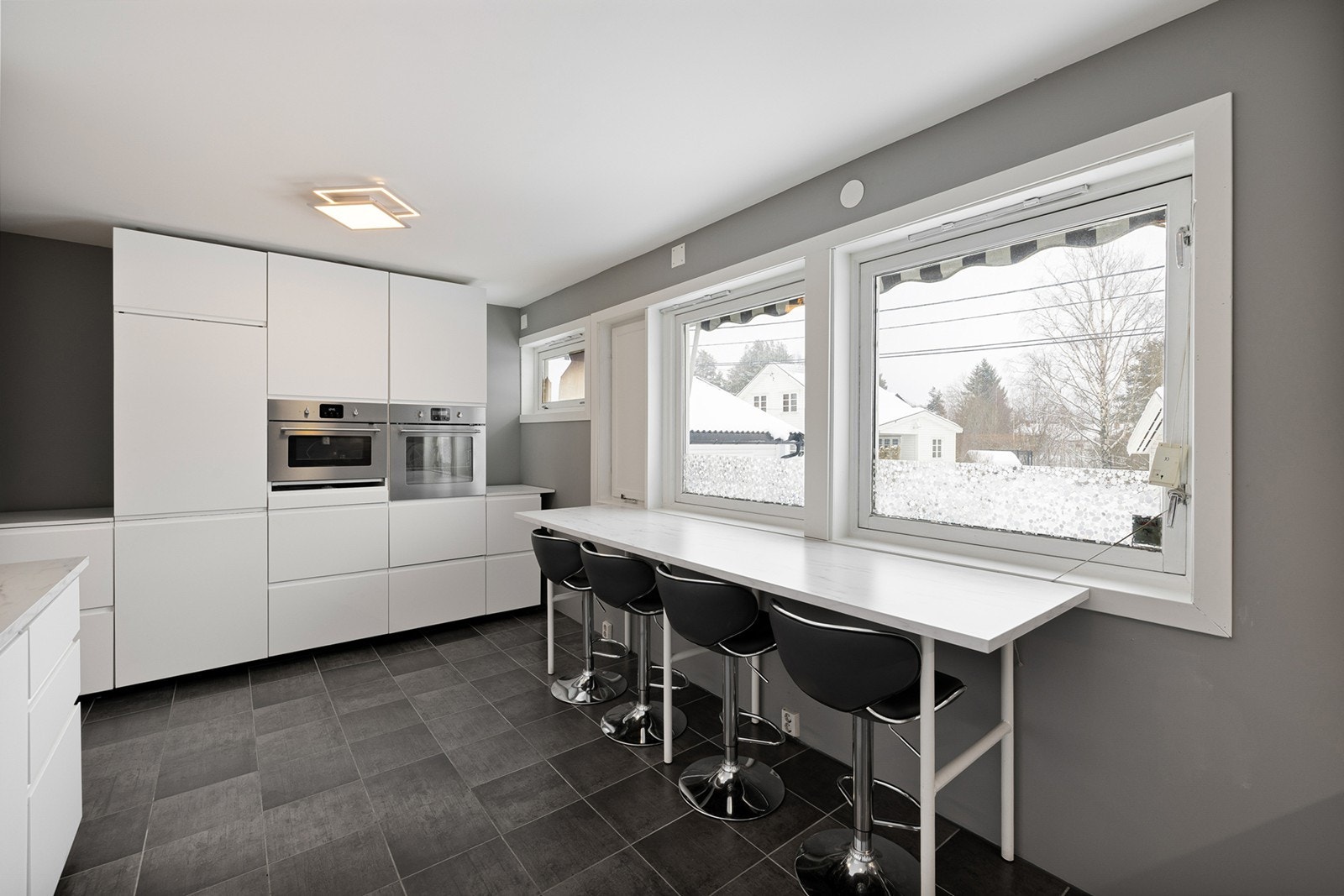 Hyggelig barløsning hvor man kan nyte frokost og kaffe med utsyn. Galleribilde