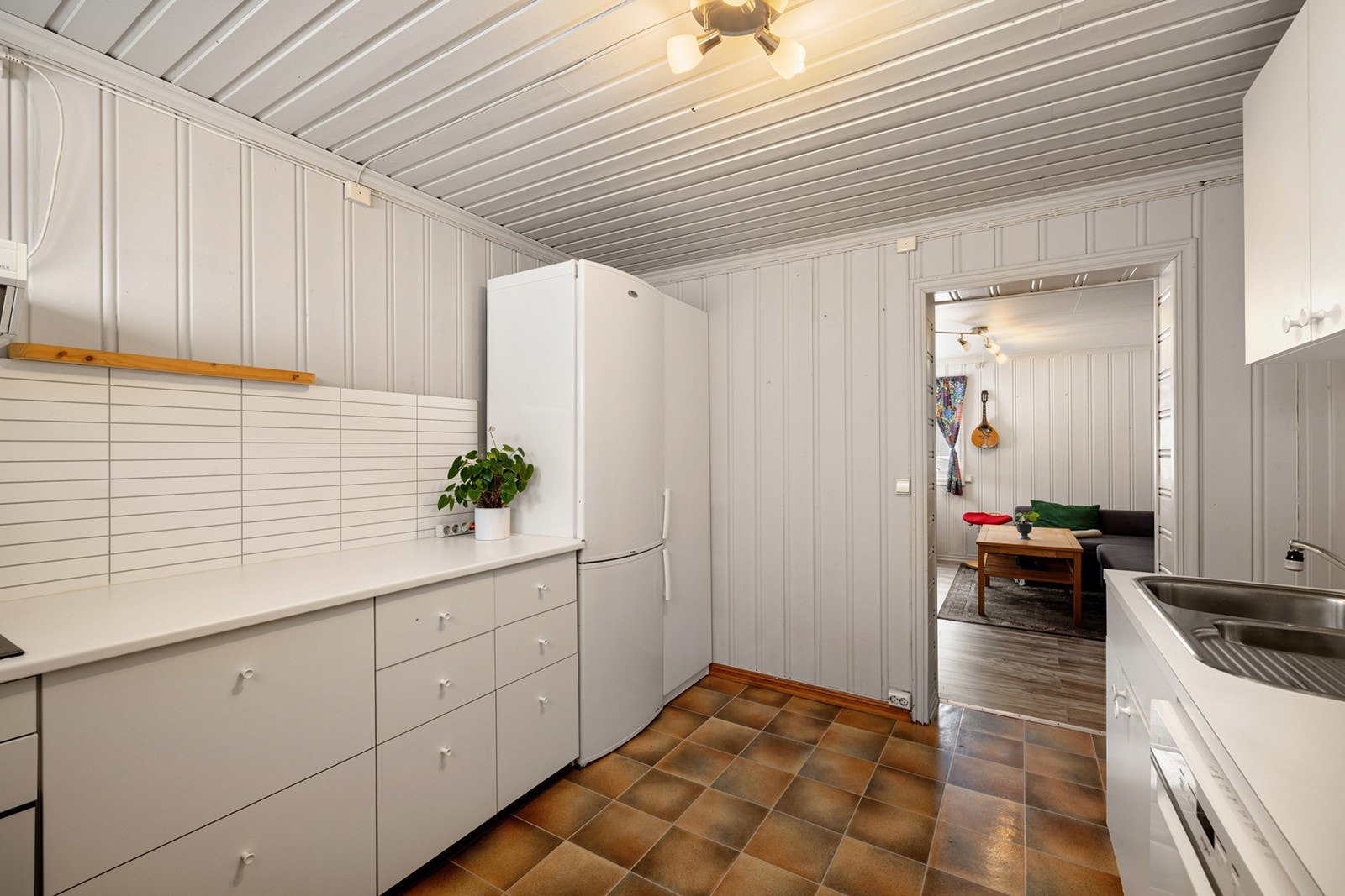 Kjøkkenet har ventilator over kokeplass for effektiv ventilasjon. Galleribilde