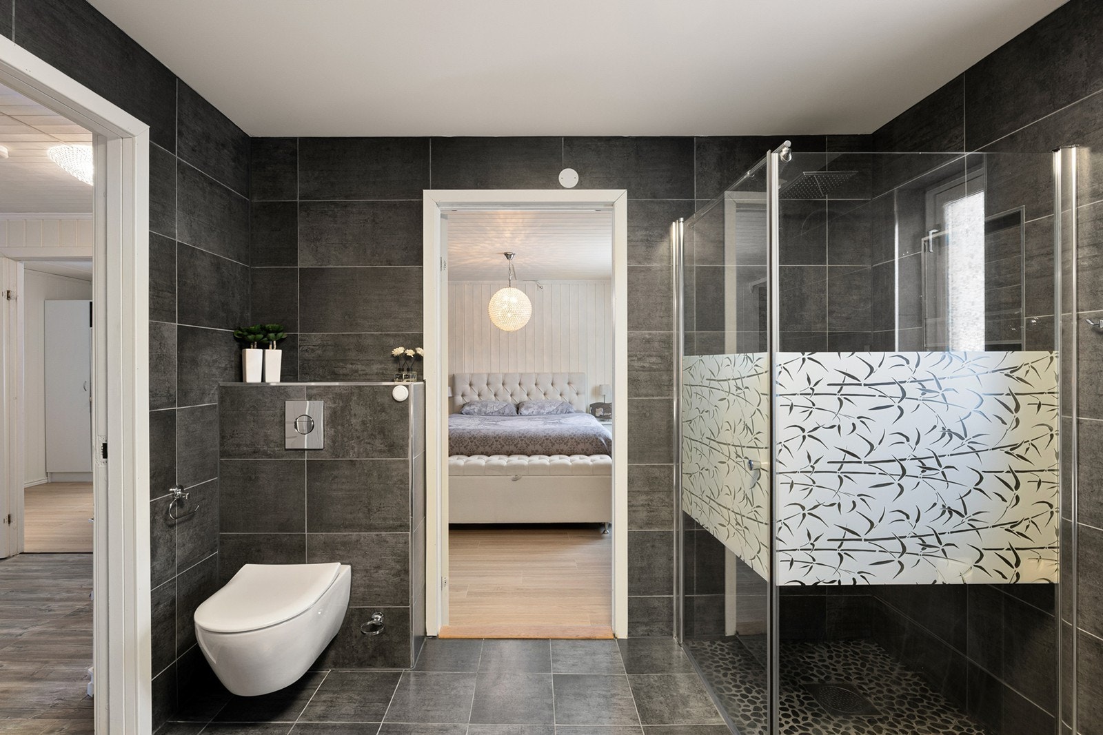 Dusjsone med glassvegger og flislagt gulv sikrer en praktisk våtromsløsning. Galleribilde