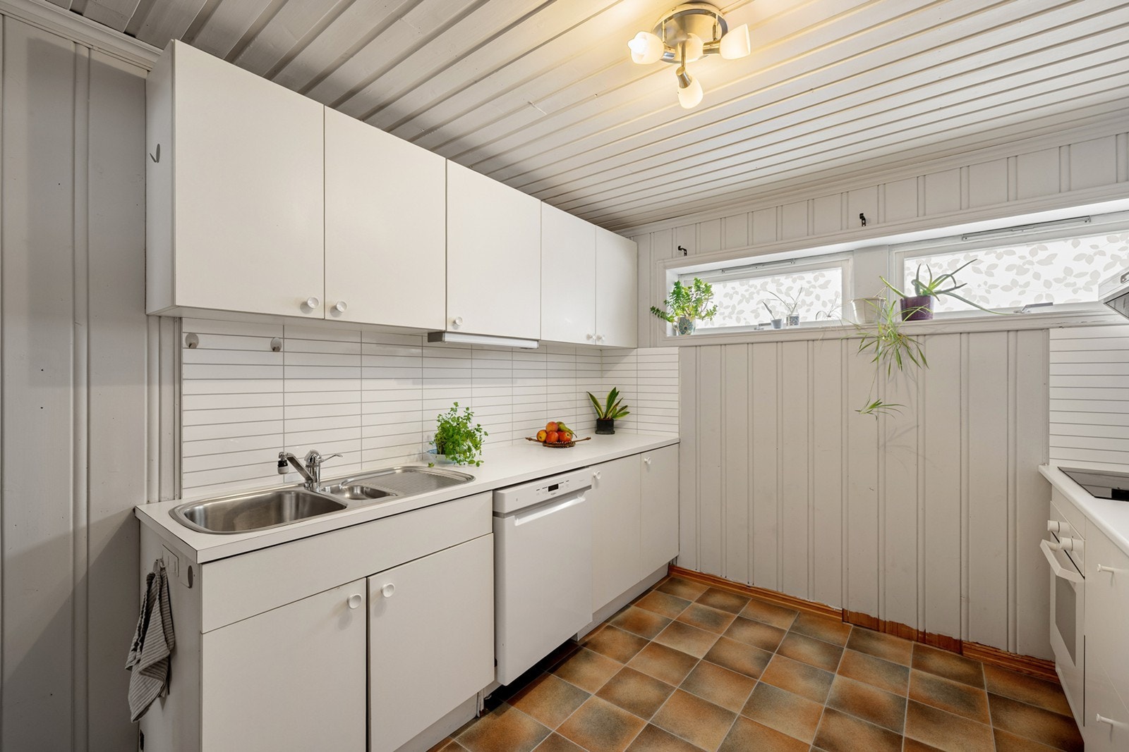 Fliser mellom over- og underskap gir en ryddig arbeidsflate. Galleribilde