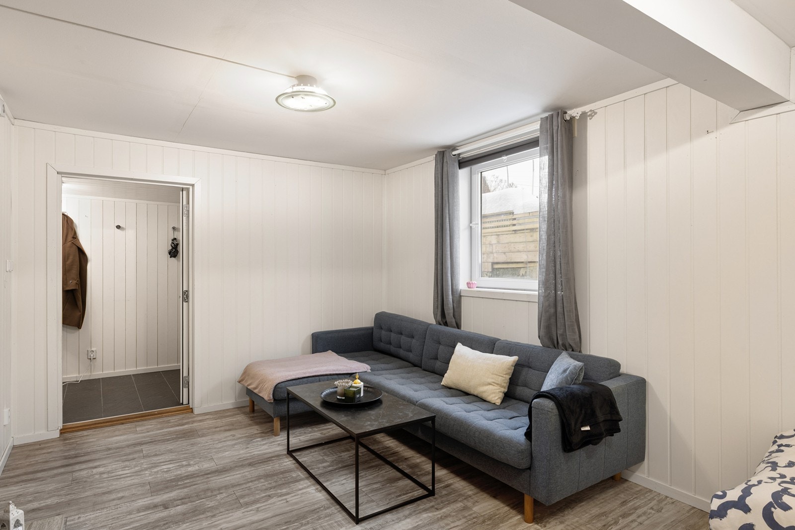 Det er store vinduer som slipper inn naturlig lys, noe som gir et lyst og innbydende rom. Galleribilde