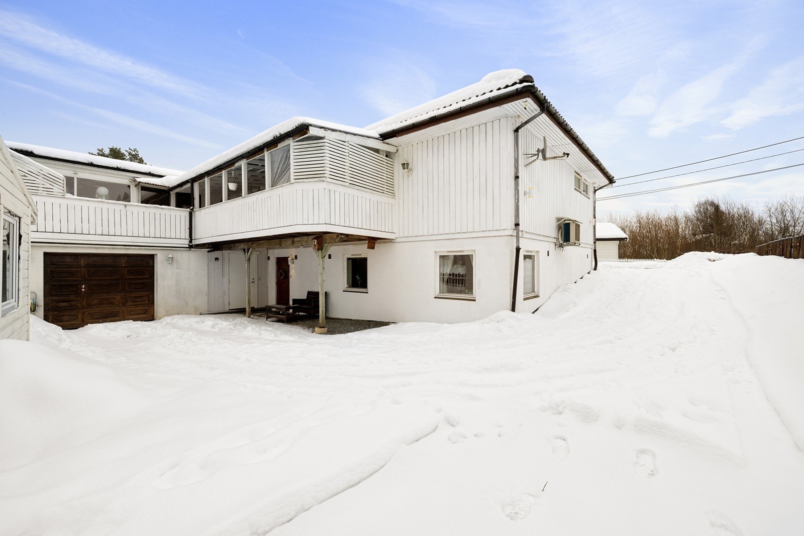 Boligen har en innglasset terrasse med tregulv, som gir ekstra uteplass. Galleribilde