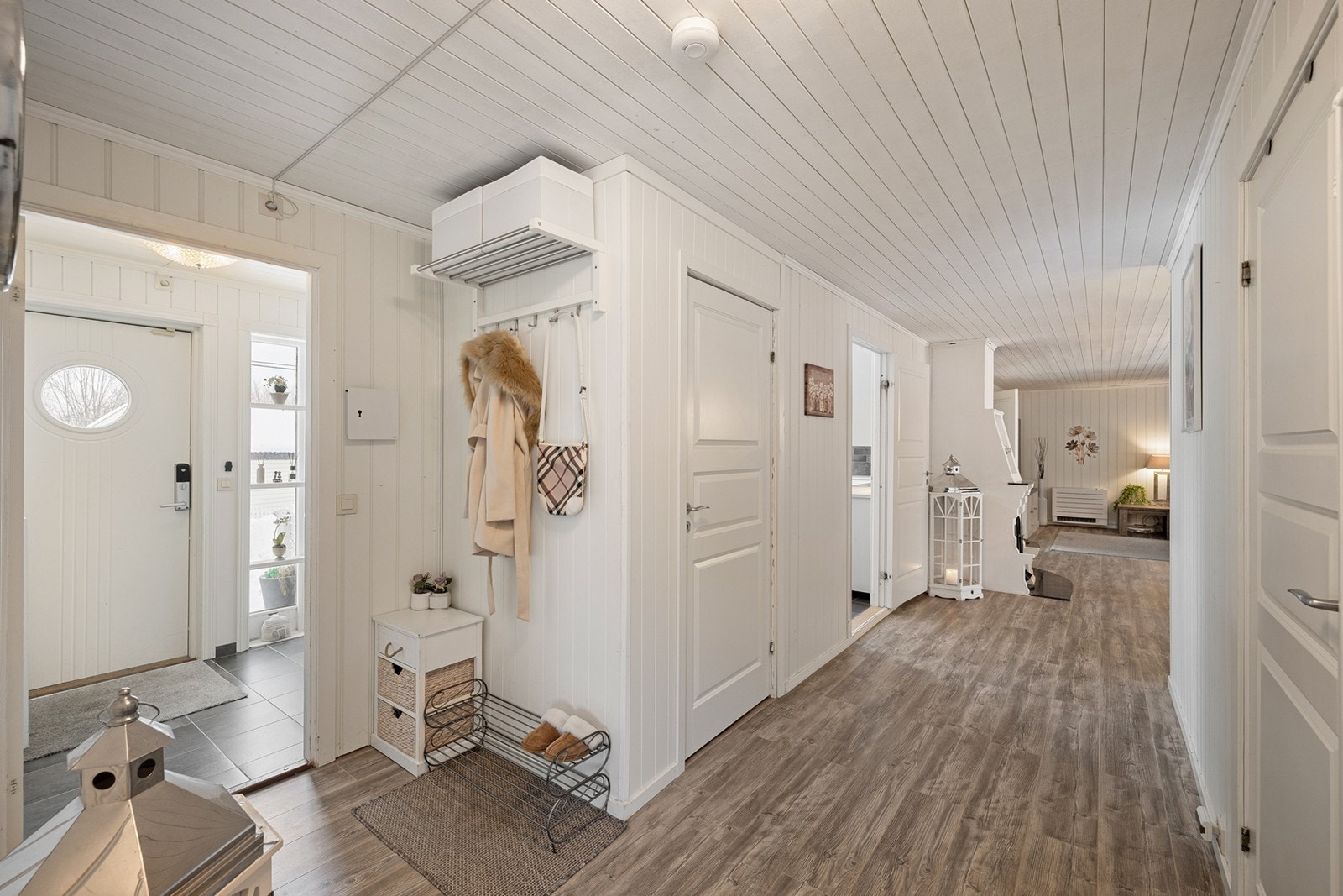 Laminatgulv i gangen skaper en varm og innbydende atmosfære. Galleribilde