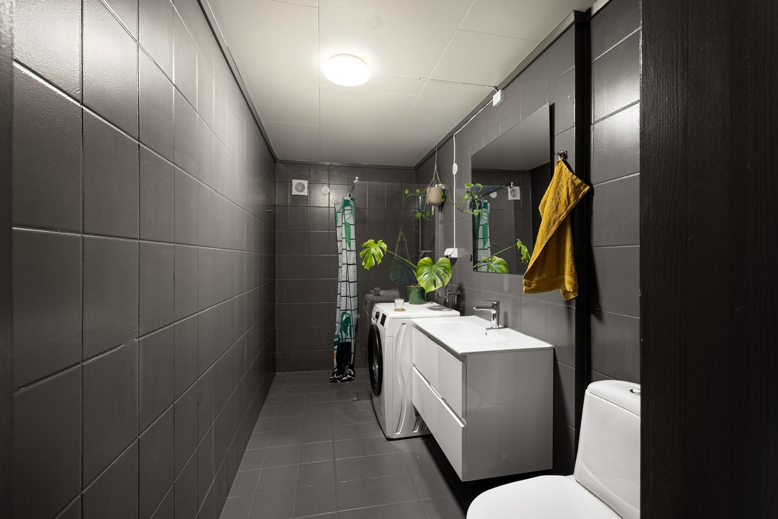 Bad i utleidelen har moderne fliser og pen utførelse Galleribilde