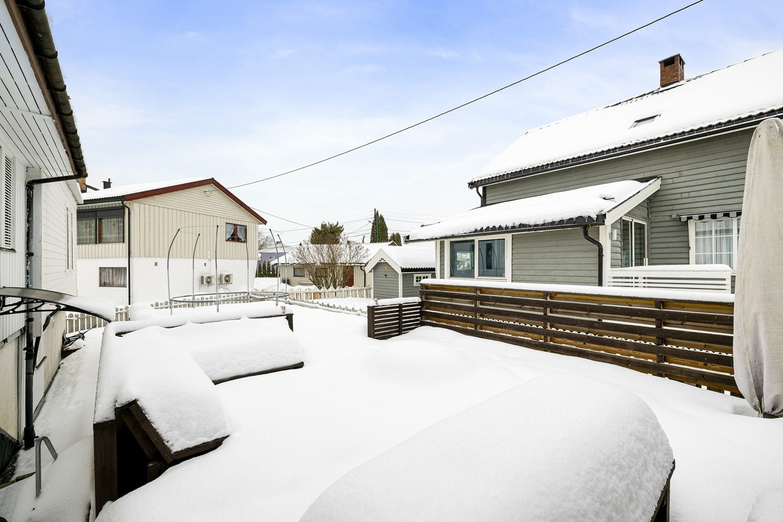 Terrassen på andre siden av huset har en bålplass og flere sittesoner Galleribilde