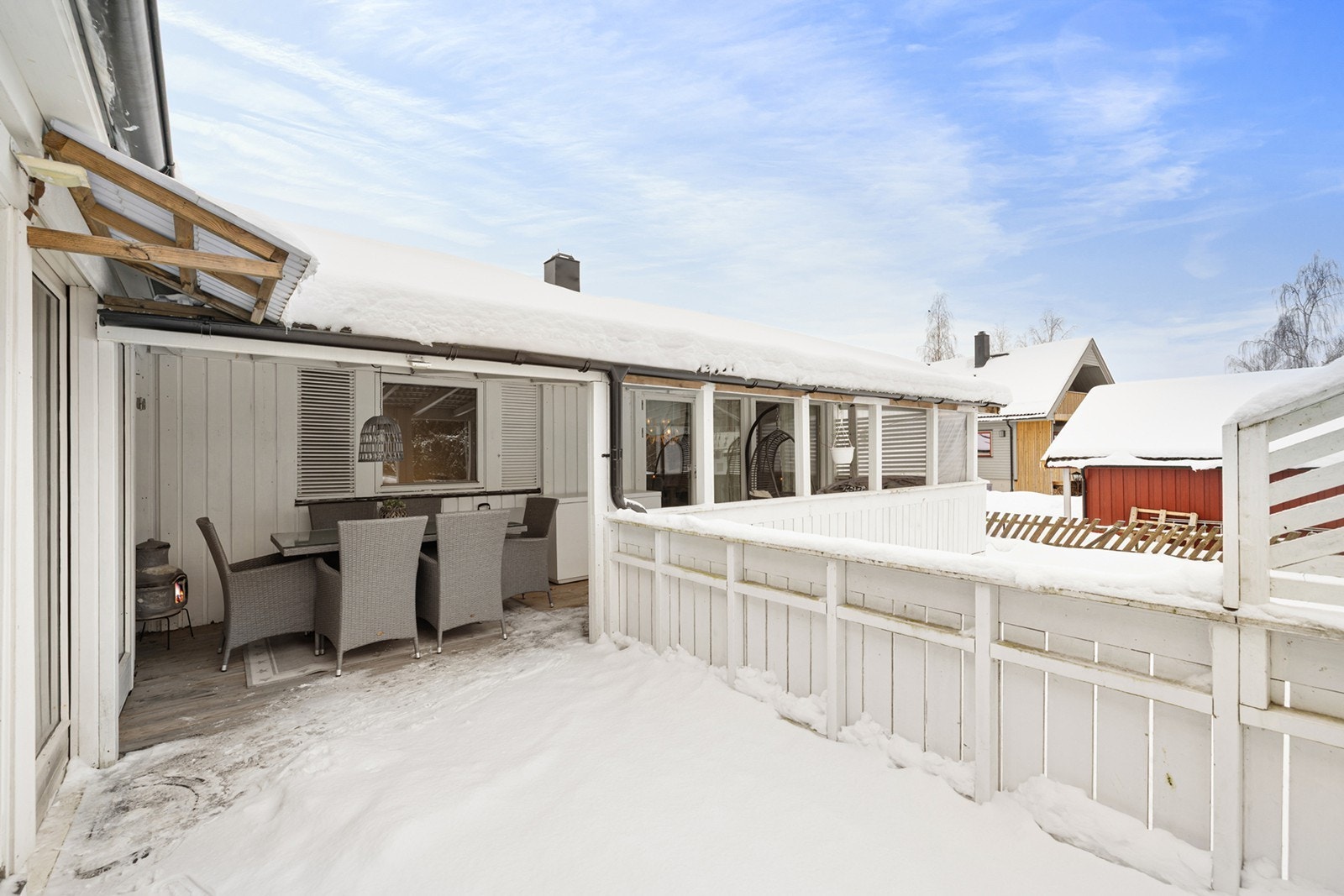 Utgang fra stue til terrasse med tregulv, inkludert en innglasset del på ca. 22 m². Galleribilde