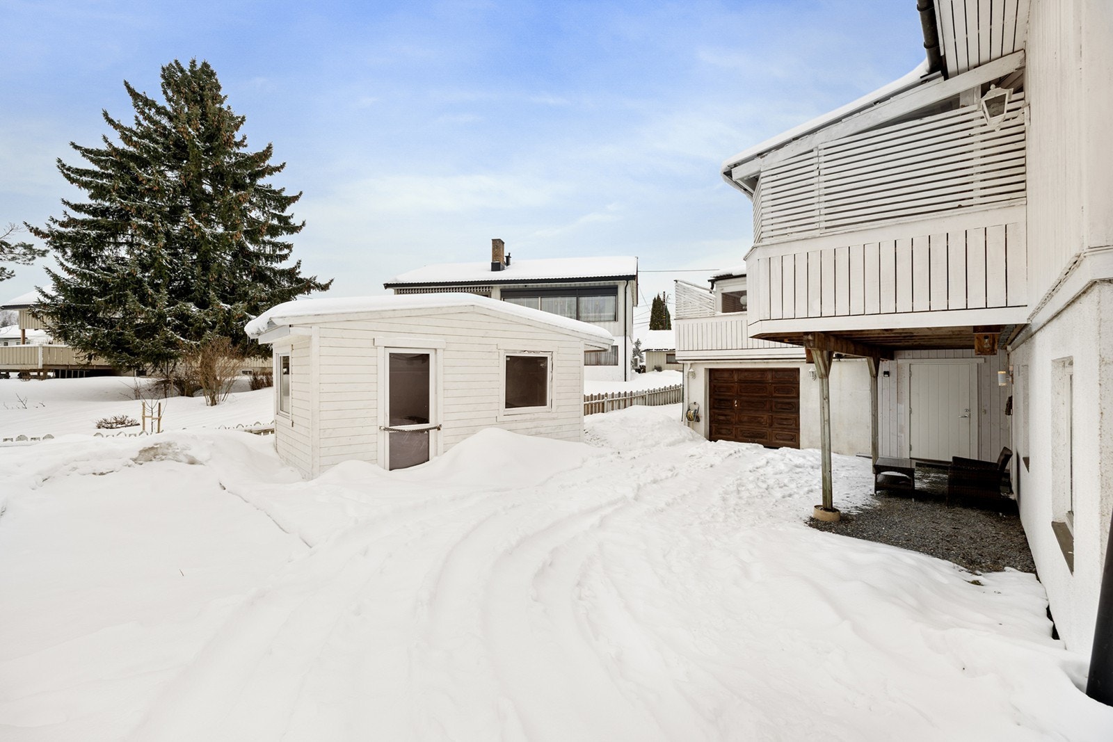 Eiendommen har en frittstående bod til oppbevaring eller lekerom til barna. Galleribilde