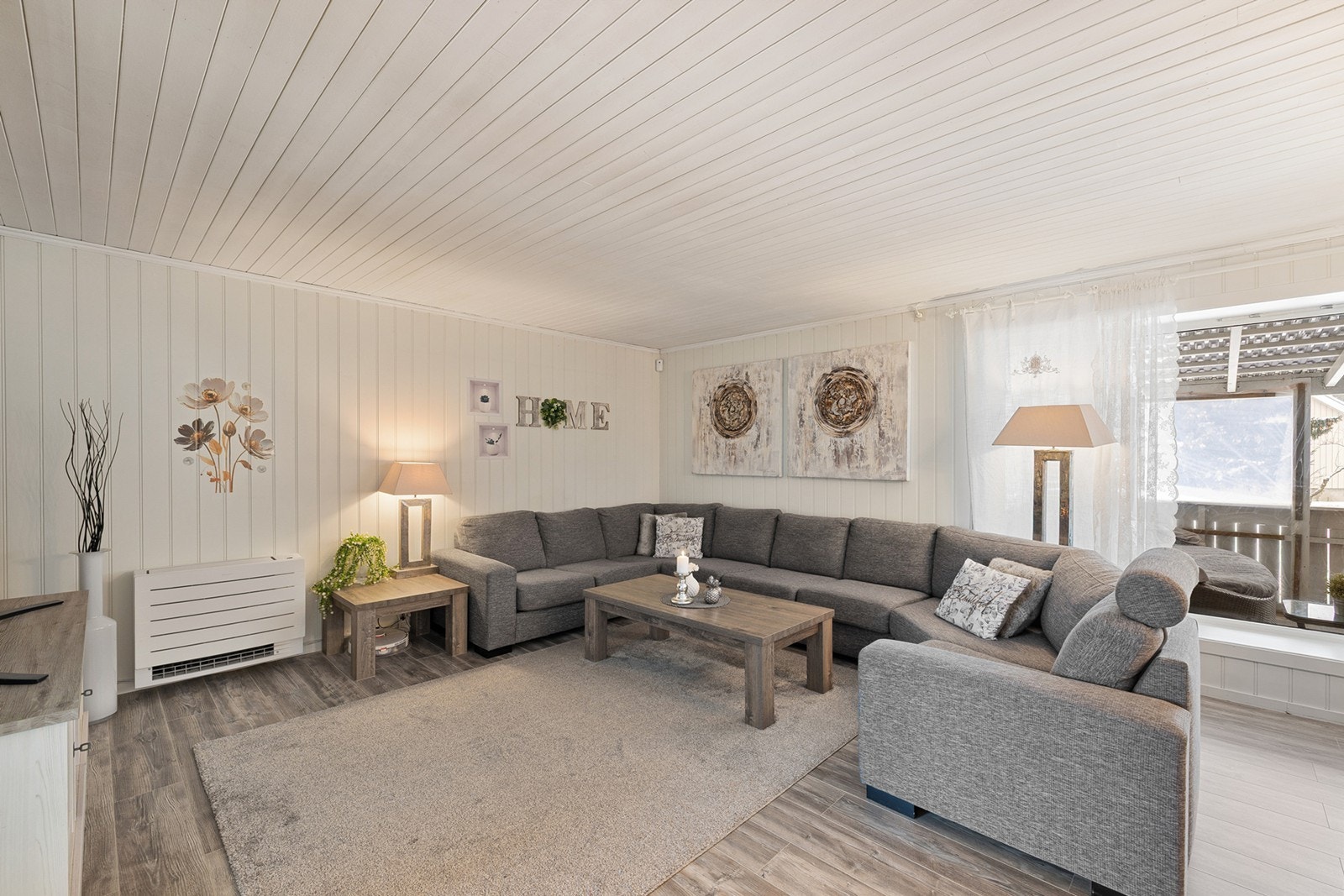 Store vindusflater gir godt med naturlig lys og utsyn mot terrasseområdet. Galleribilde