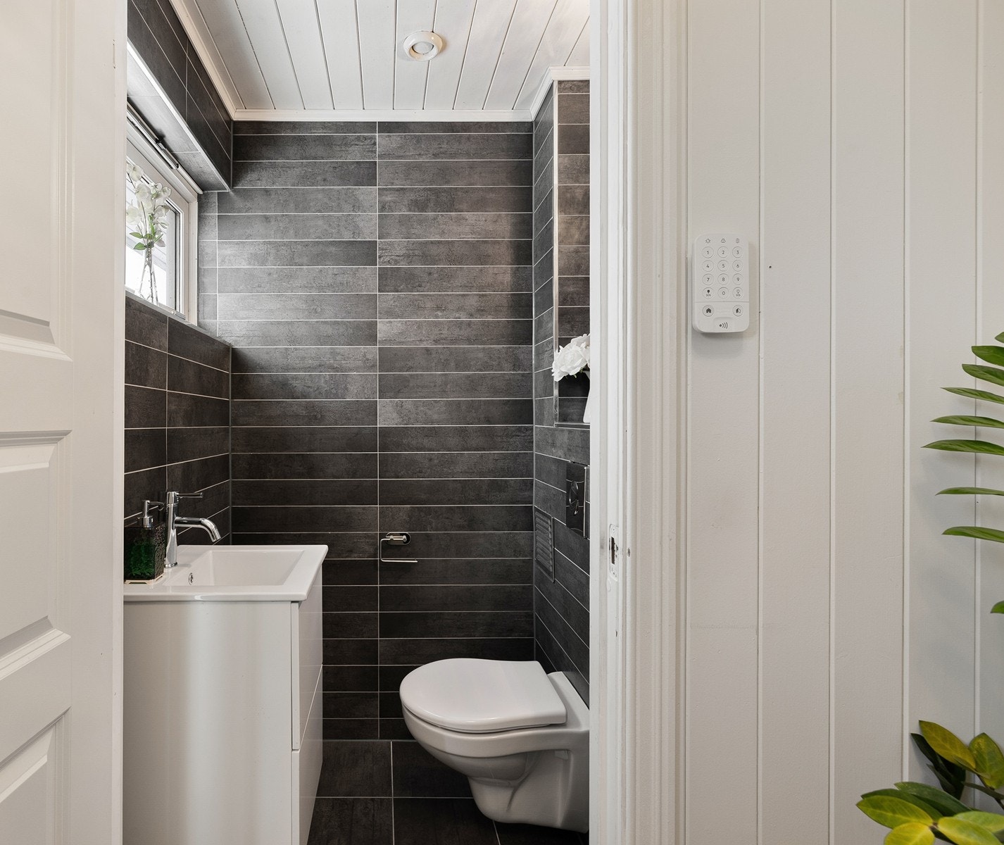 Toalettrommet har flislagte vegger og gulv, samt naturlig ventilasjon. Galleribilde