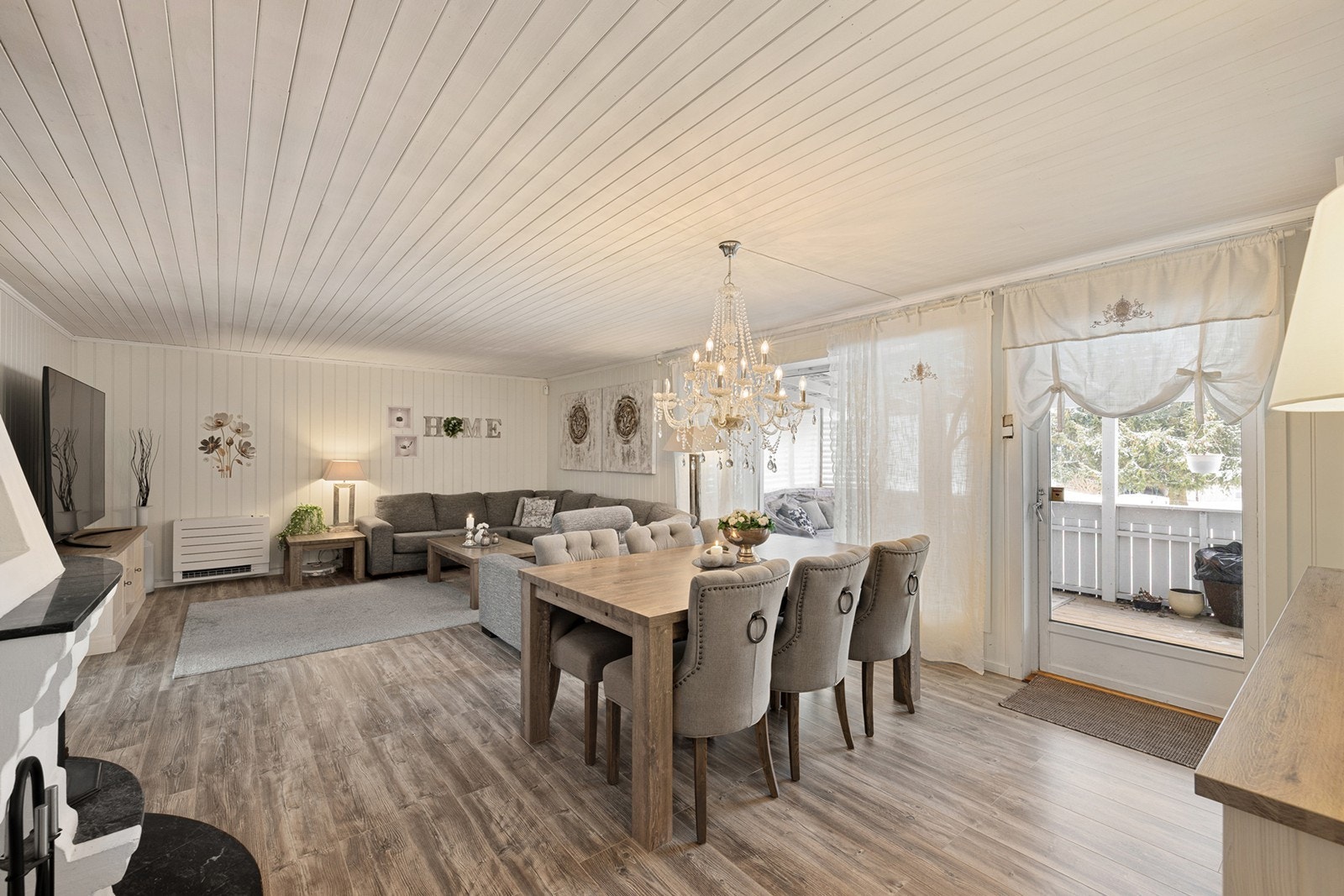 Romslig stue med god plass til tv sone og spiseplass. Galleribilde