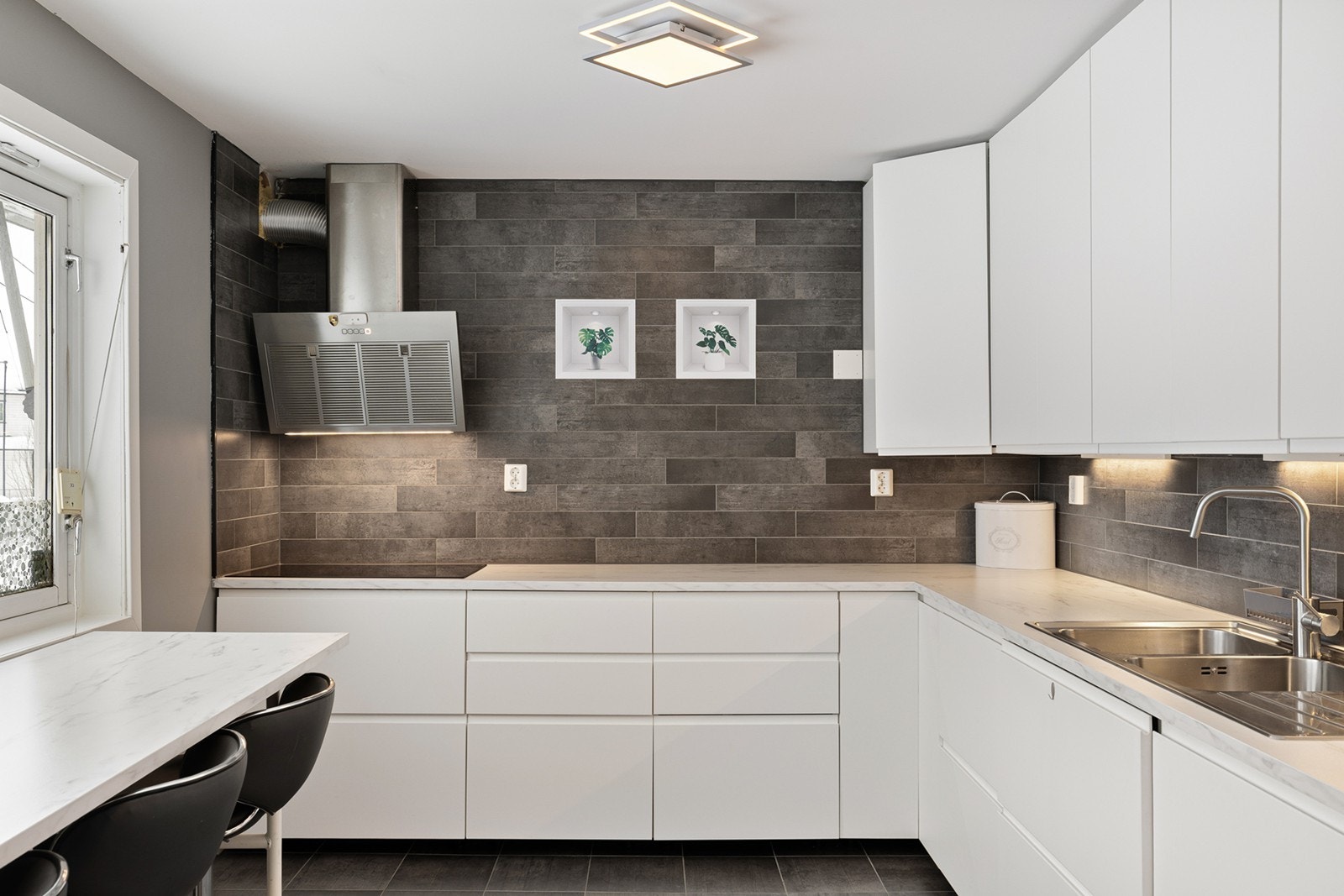 Moderne kjøkken med integrerte hvitevarer. Galleribilde