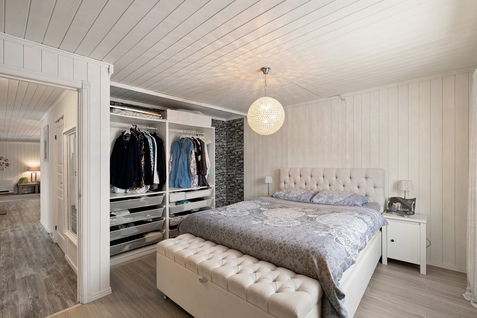 Romslig hovedsoverom med plass til dobbeltseng og praktisk garderobeløsning. Galleribilde