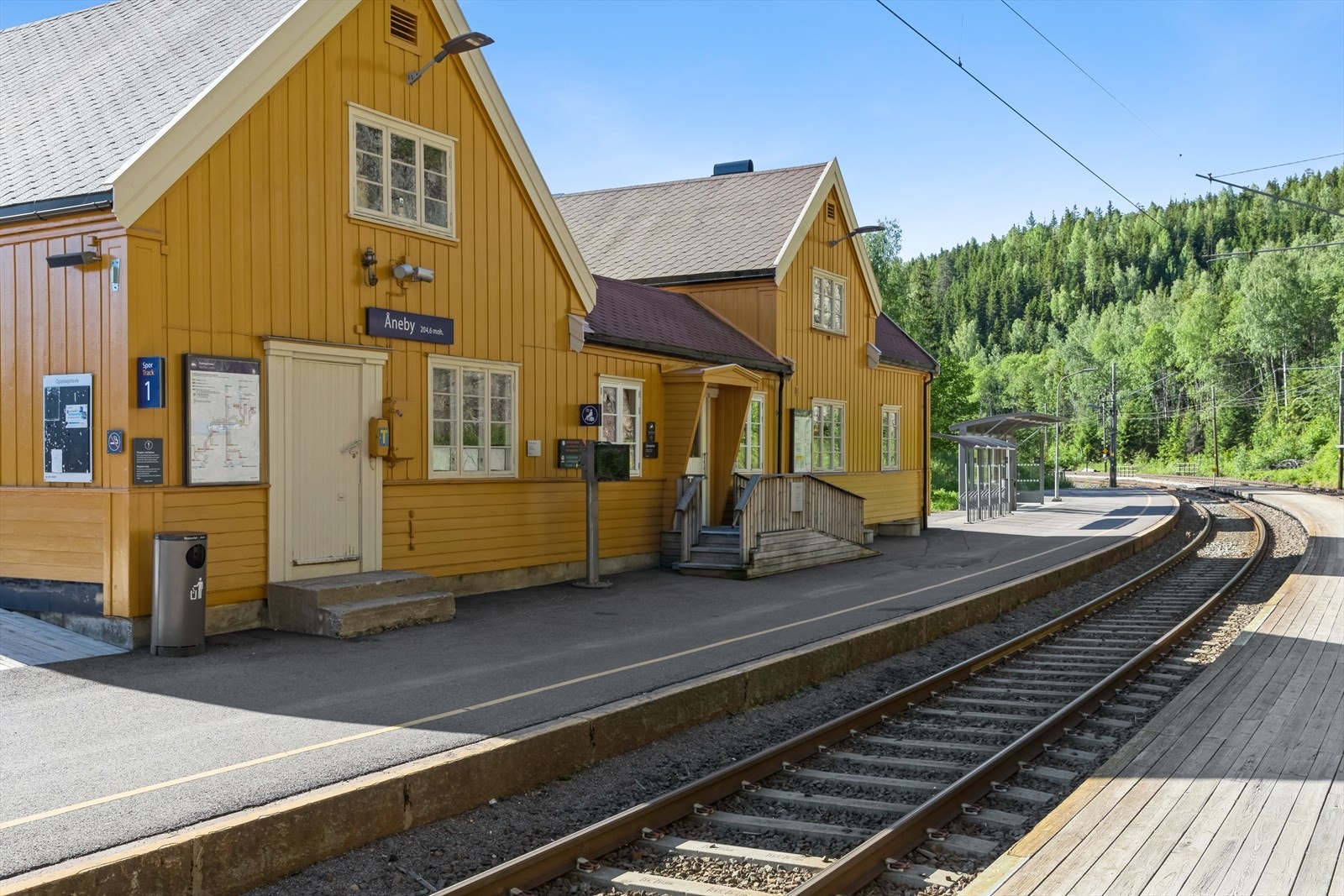 Kollektivtilbudet er solid, med kun fire minutters gange til Åneby stasjon på Gjøvikbanen. Galleribilde