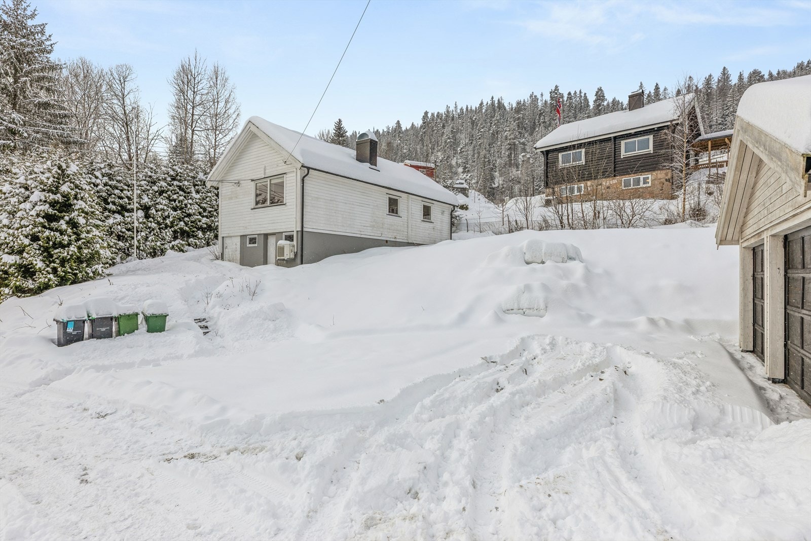 Eiendommen har en eiet tomt på 839 m² som er ideell for lek og sosiale sammenkomster. Galleribilde