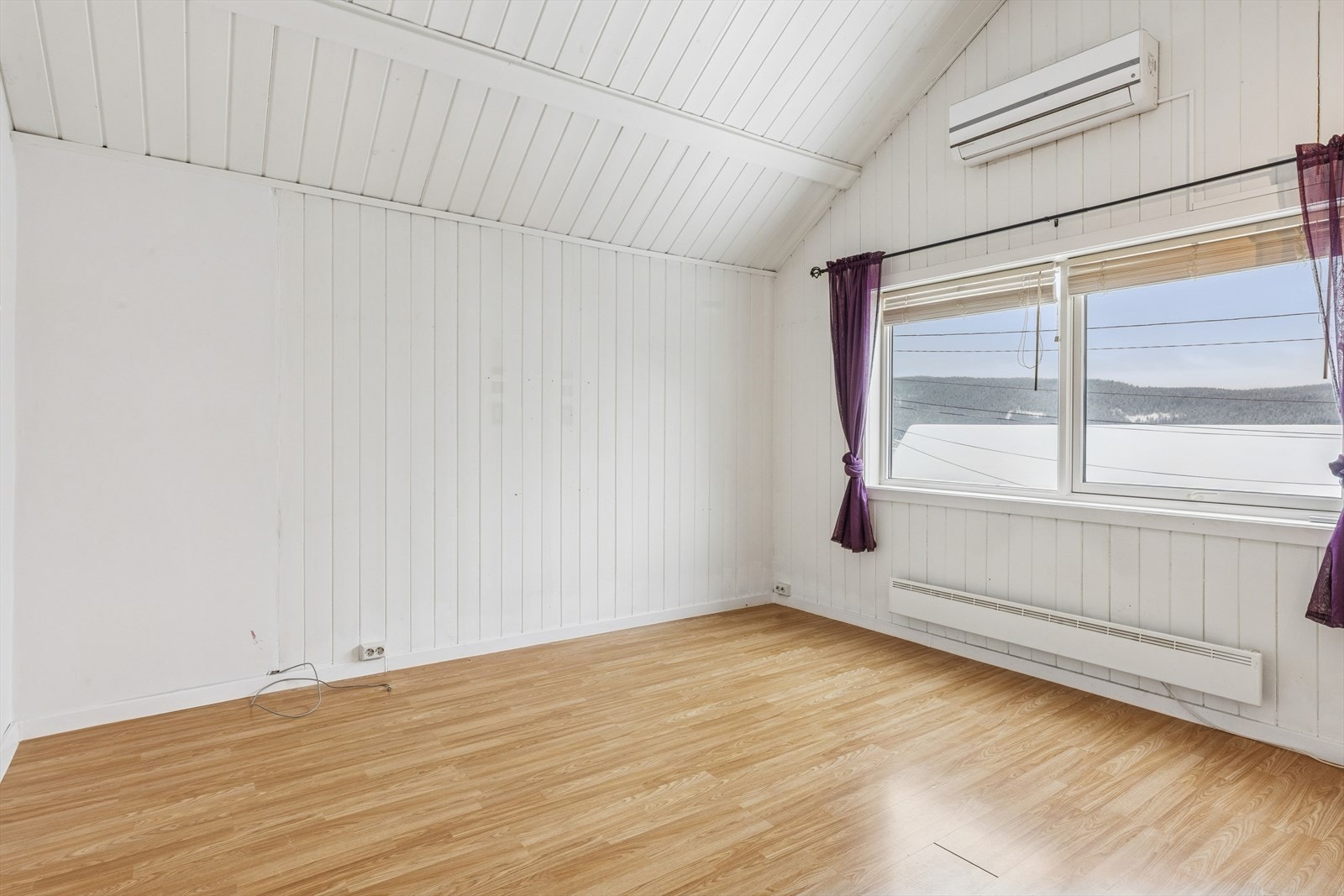 En luft-til-luft varmepumpe fra 2010 sørger for effektiv oppvarming. Galleribilde