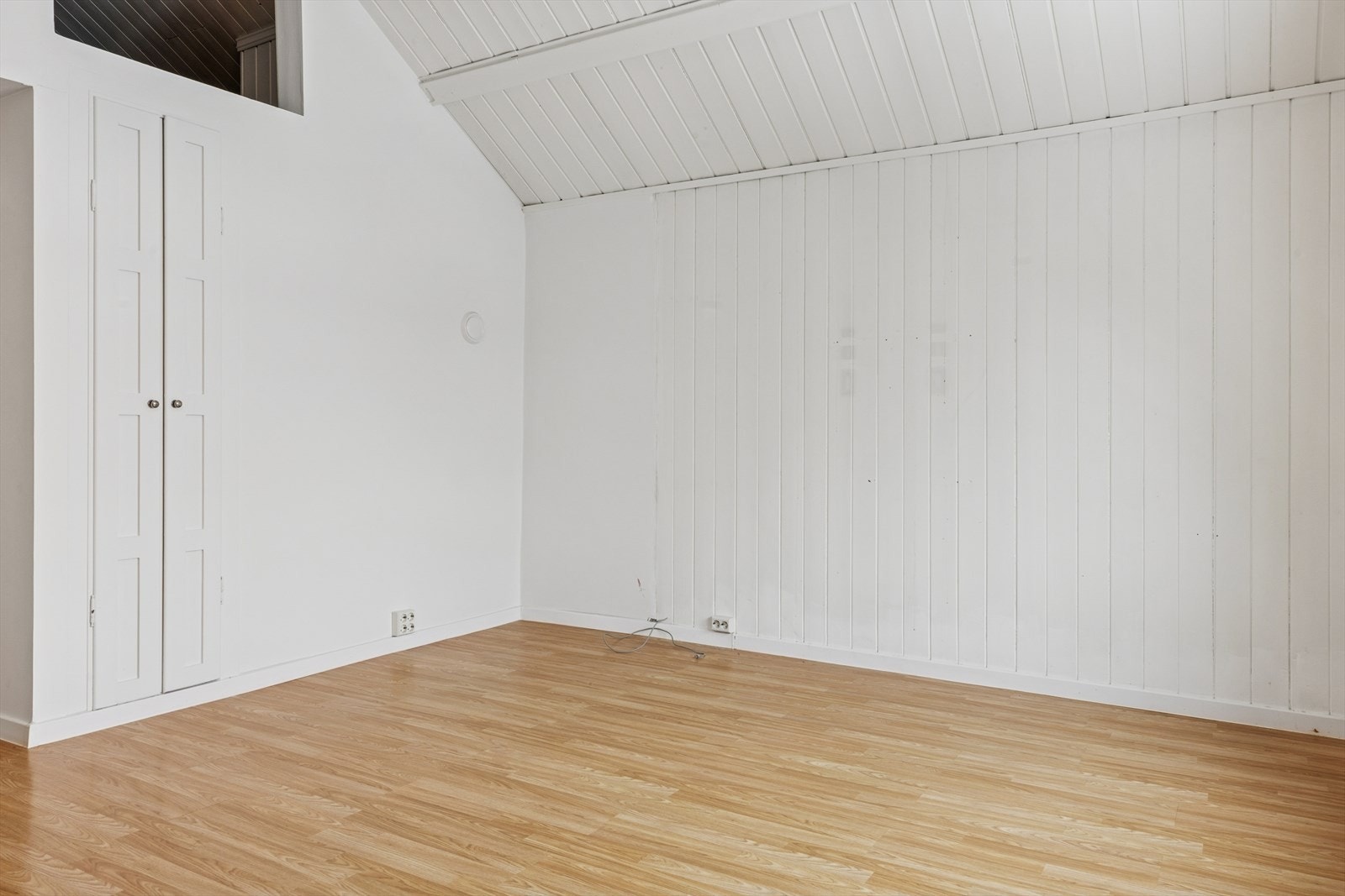 Et innebygget skap gir ekstra oppbevaringsmuligheter. Galleribilde