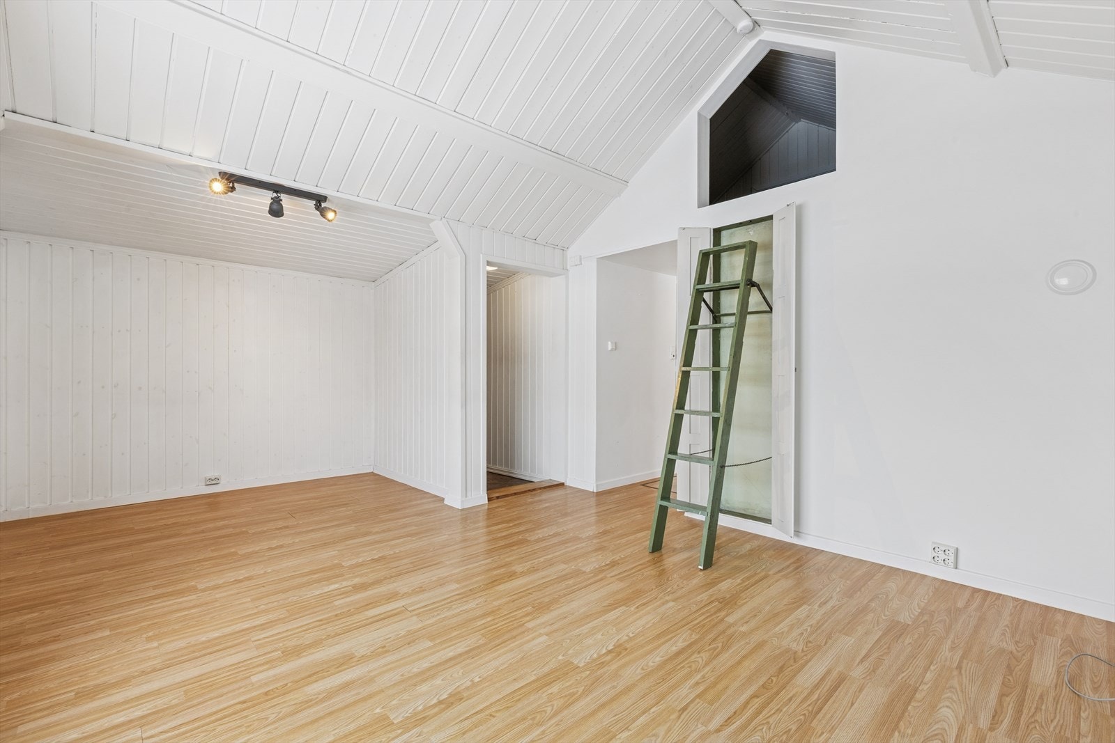 Fra stuen er det adkomst til en praktisk hems via stige. Galleribilde