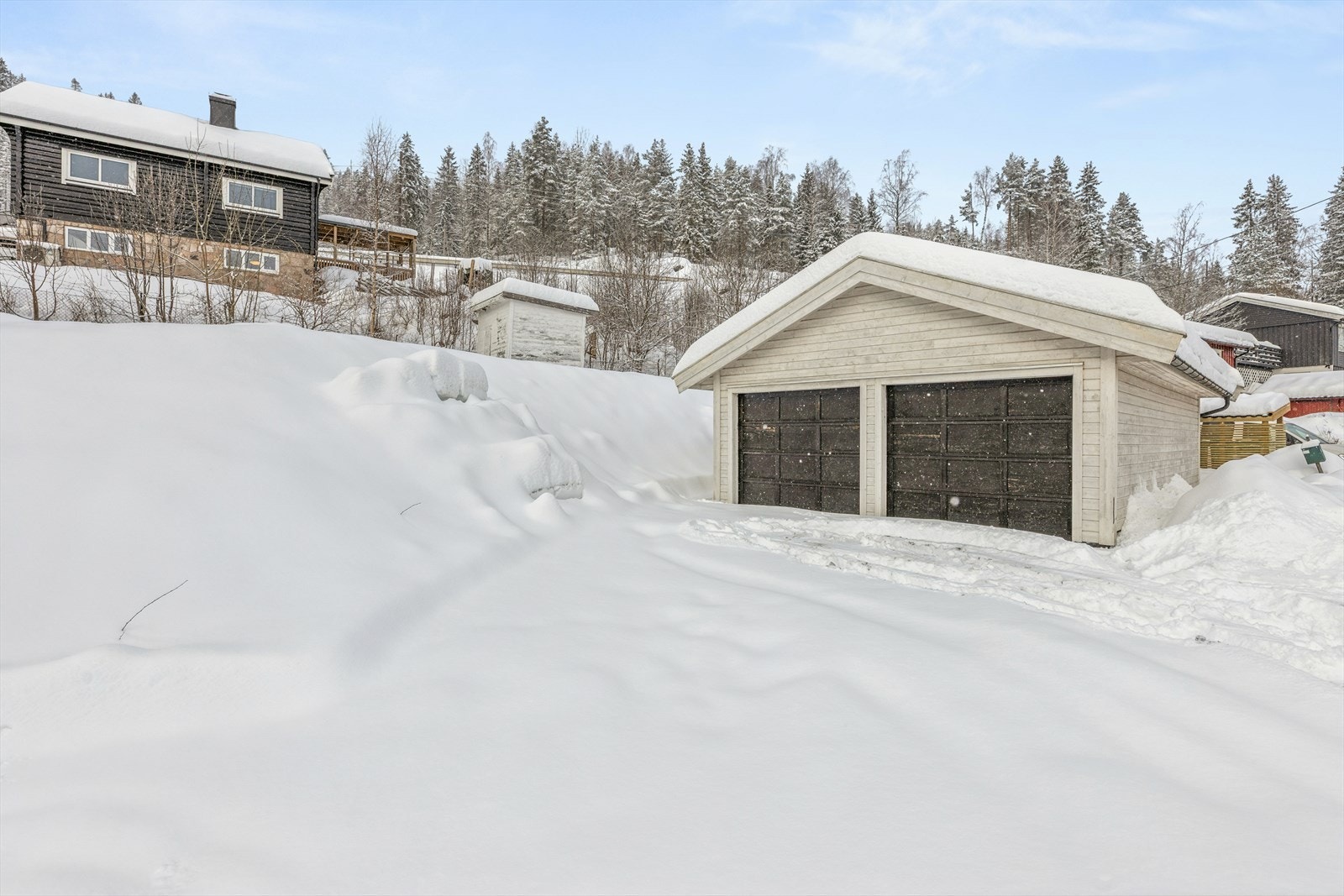 Til eiendommen hører en stor dobbelgarasje, oppført i 2017.Garasjen er innredet og gir rikelig med plass for både biler og oppbevaring. Galleribilde