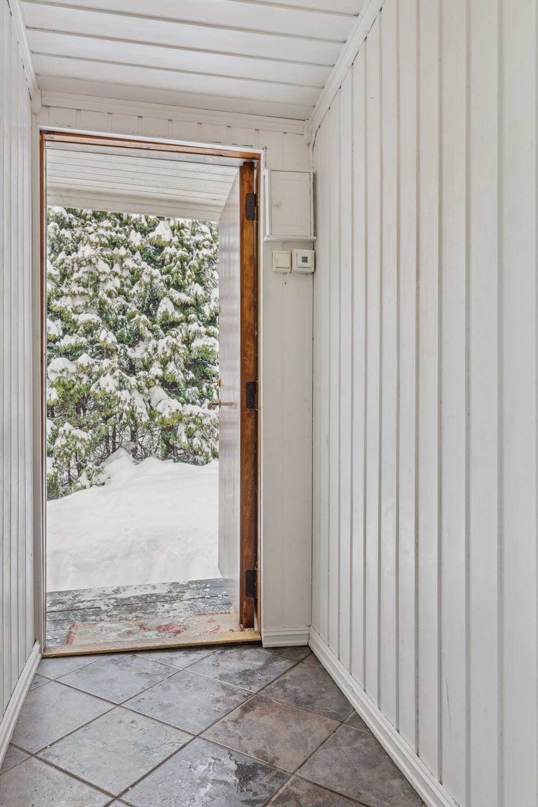 Entréen har flislagt gulv med gulvvarme som gir en komfortabel velkomst. Galleribilde