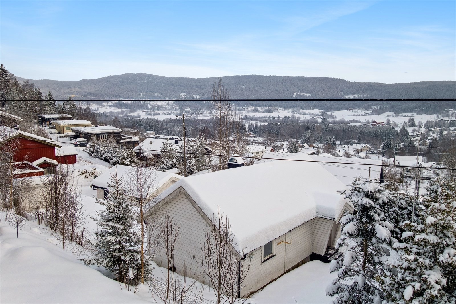 Området byr på umiddelbar nærhet til skog og mark, med et nettverk av stier for tur og rekreasjon. Galleribilde