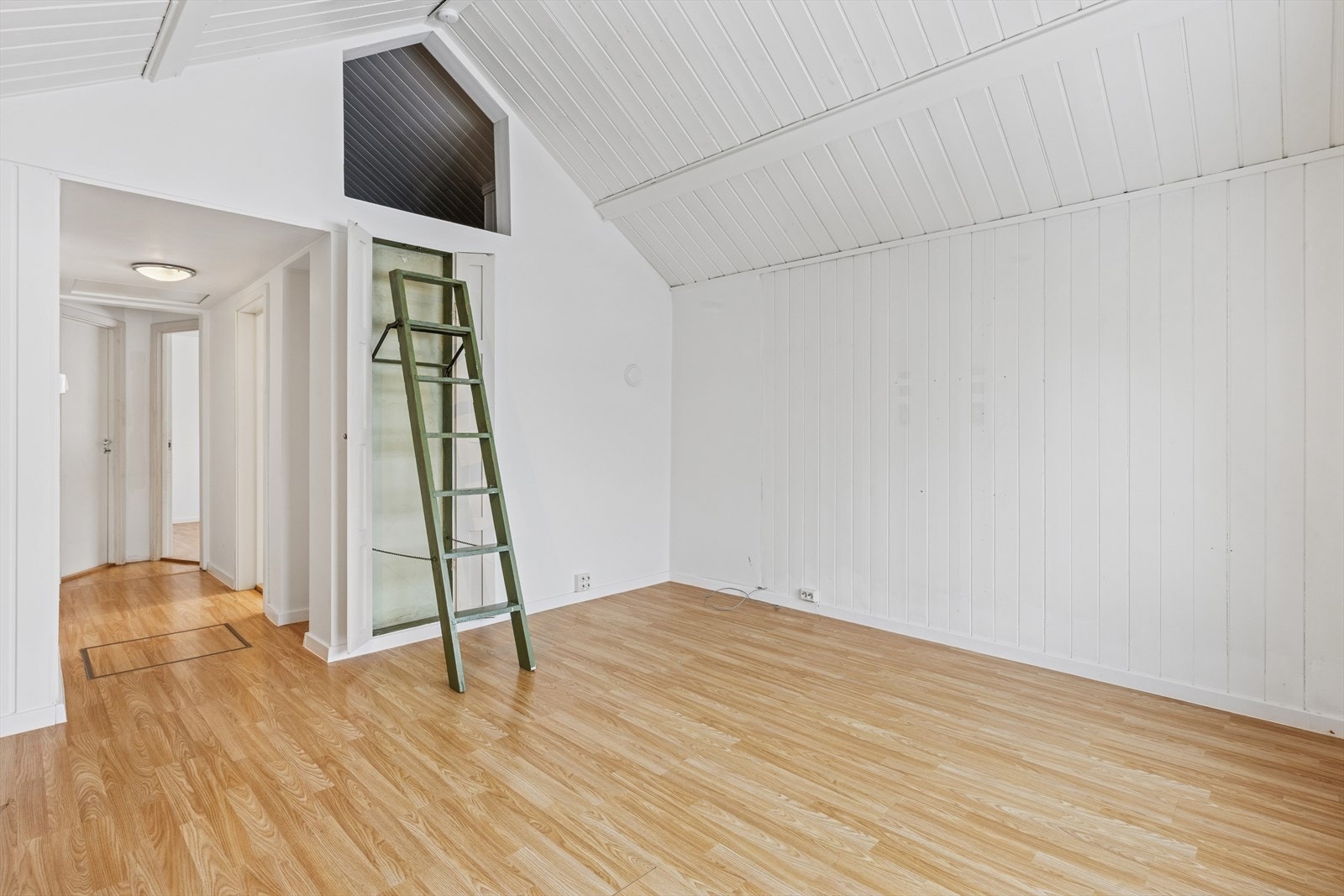 Den åpne løsningen gir god flyt mot gangen og resten av boligen. Galleribilde