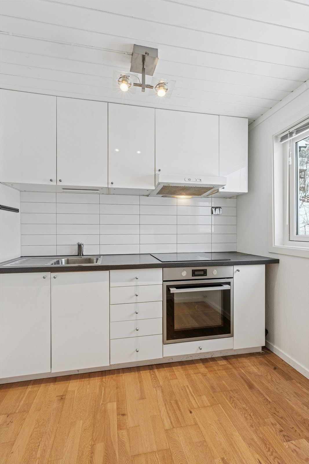 Rommet har plass til et frittstående kombiskap for kjøl og frys. Galleribilde