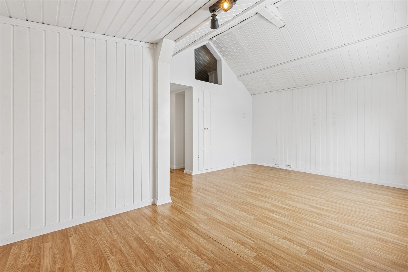 Den gode takhøyden og de lyse overflatene gir en luftig atmosfære. Galleribilde