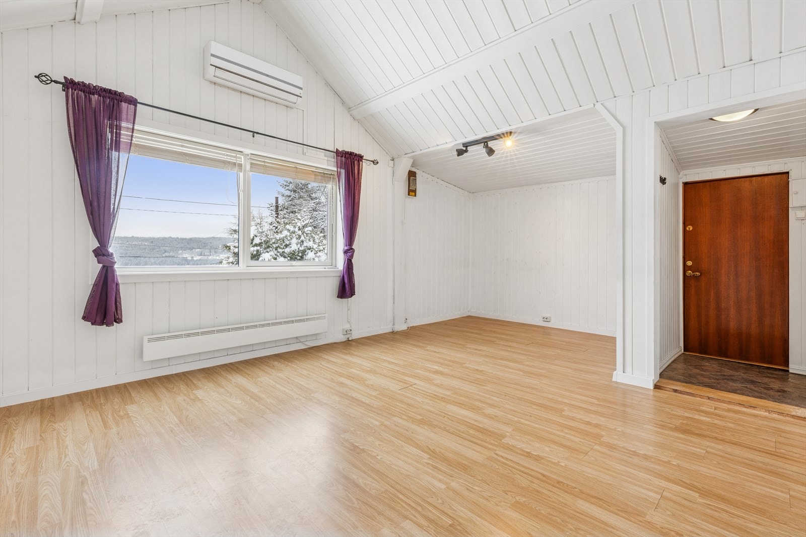 Fra entréen kommer du inn i den lyse stuen. Galleribilde