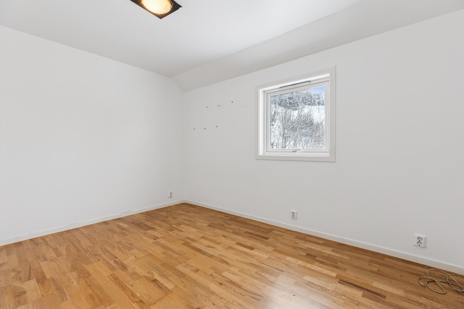 Også her er det parkett på gulvet og lyse veggflater. Galleribilde