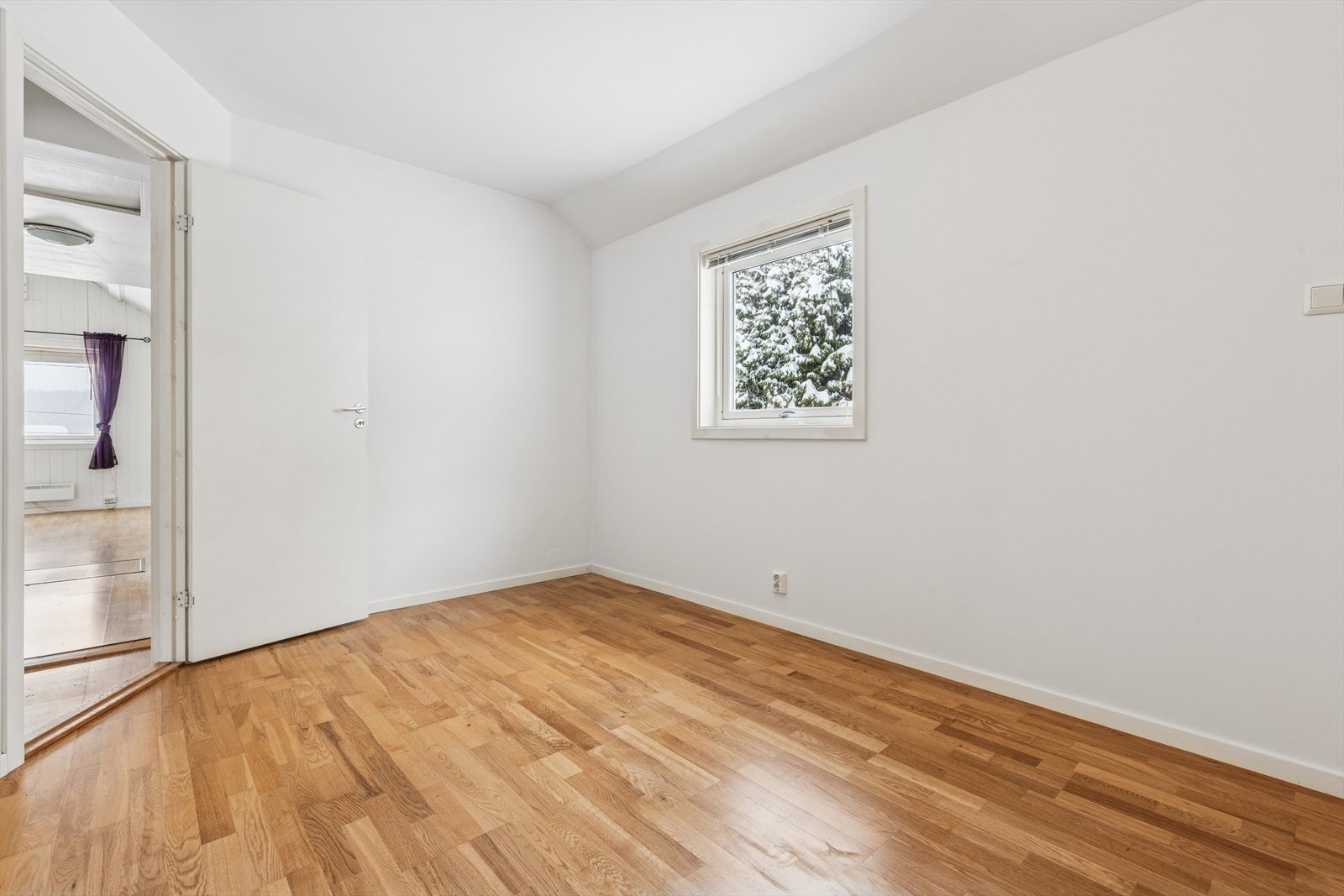 Boligen inneholder to soverom. Dette rommet har god plass til dobbeltseng. Galleribilde