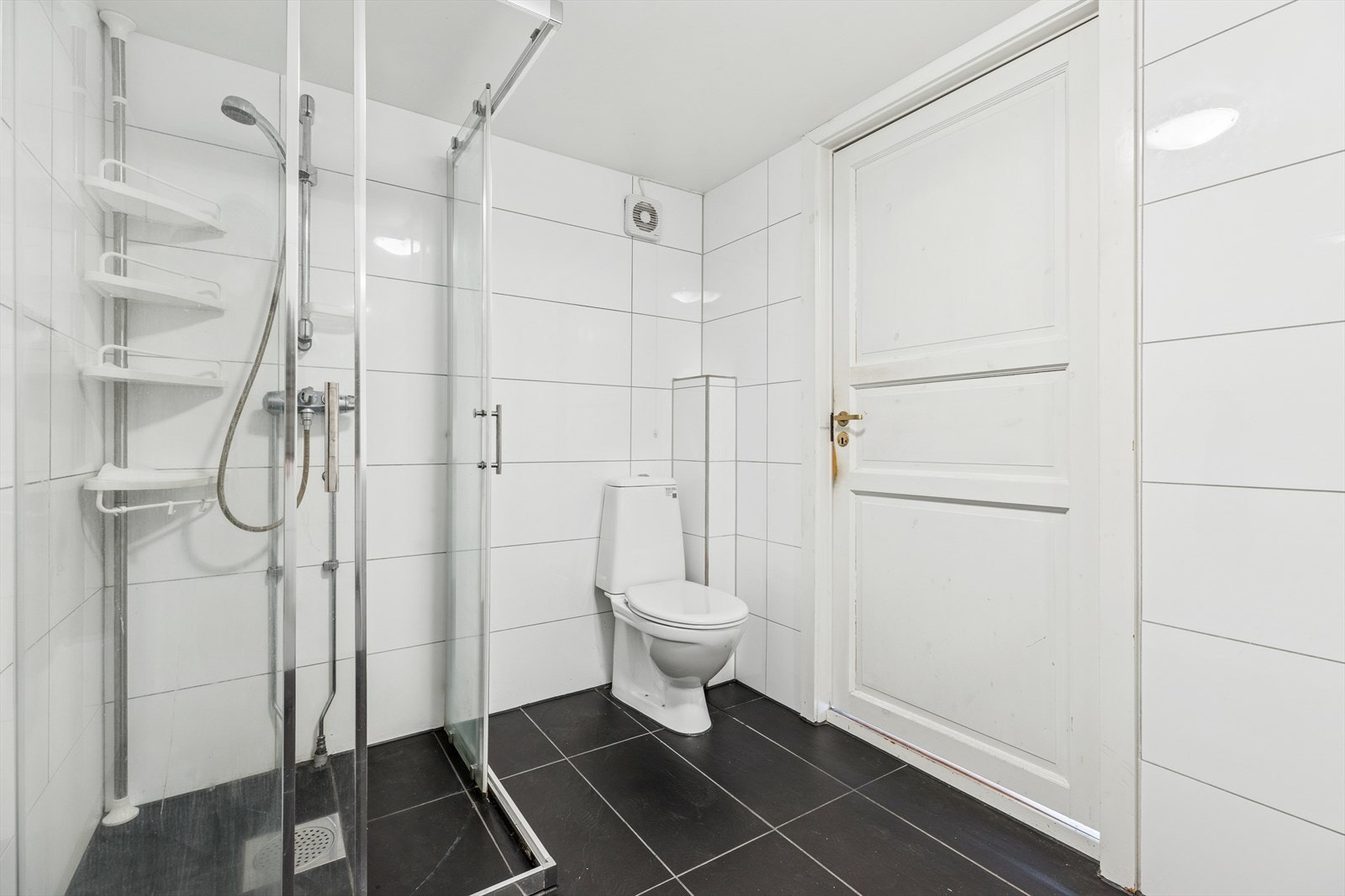 Badet er helfliset og har varme i gulvet for ekstra komfort. Galleribilde