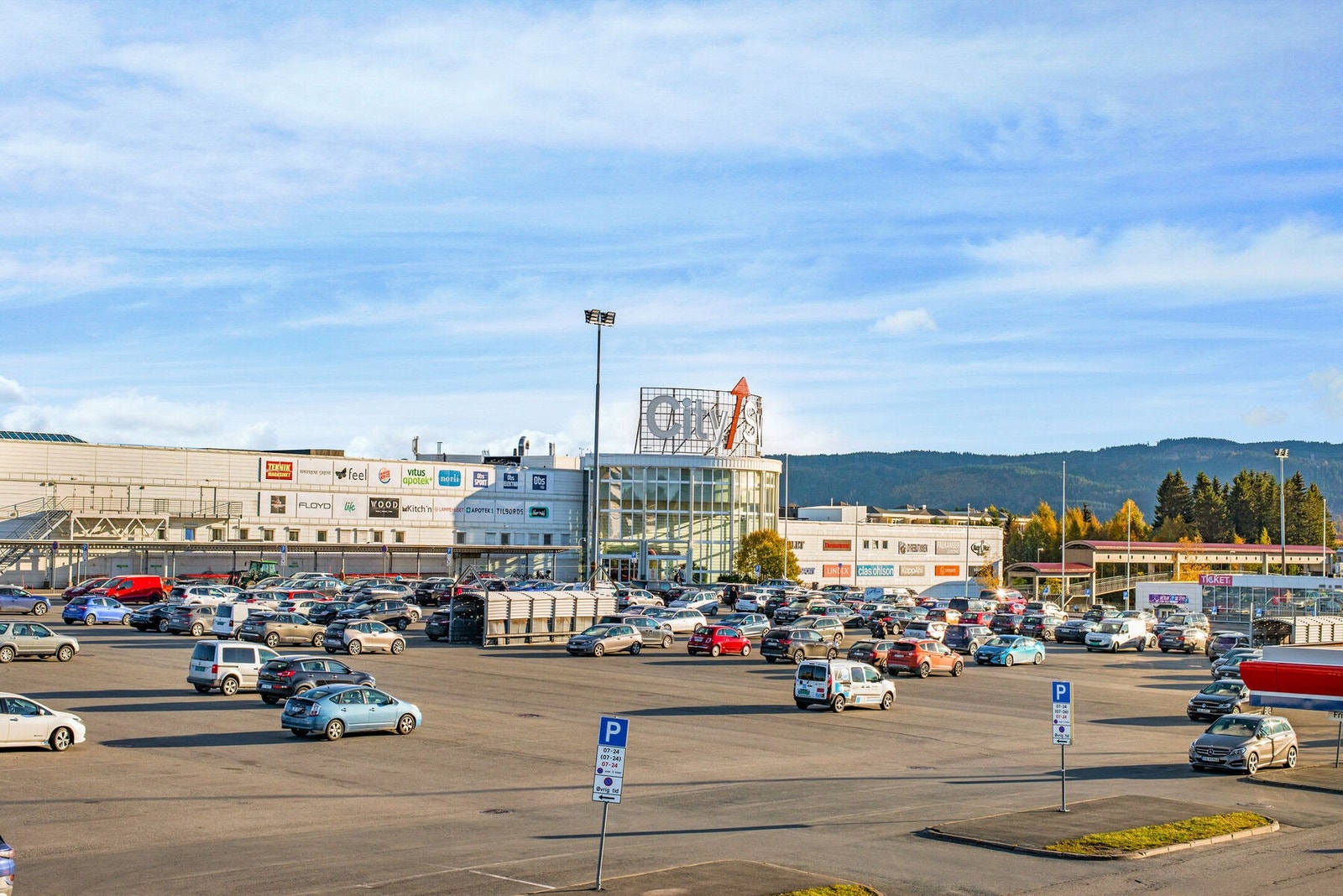 Kort vei til alle servicefunksjoner på Tiller. Fra boligen er det gangavstand til City Syd og flere kjøpesenter med bredt servicetilbud. Galleribilde