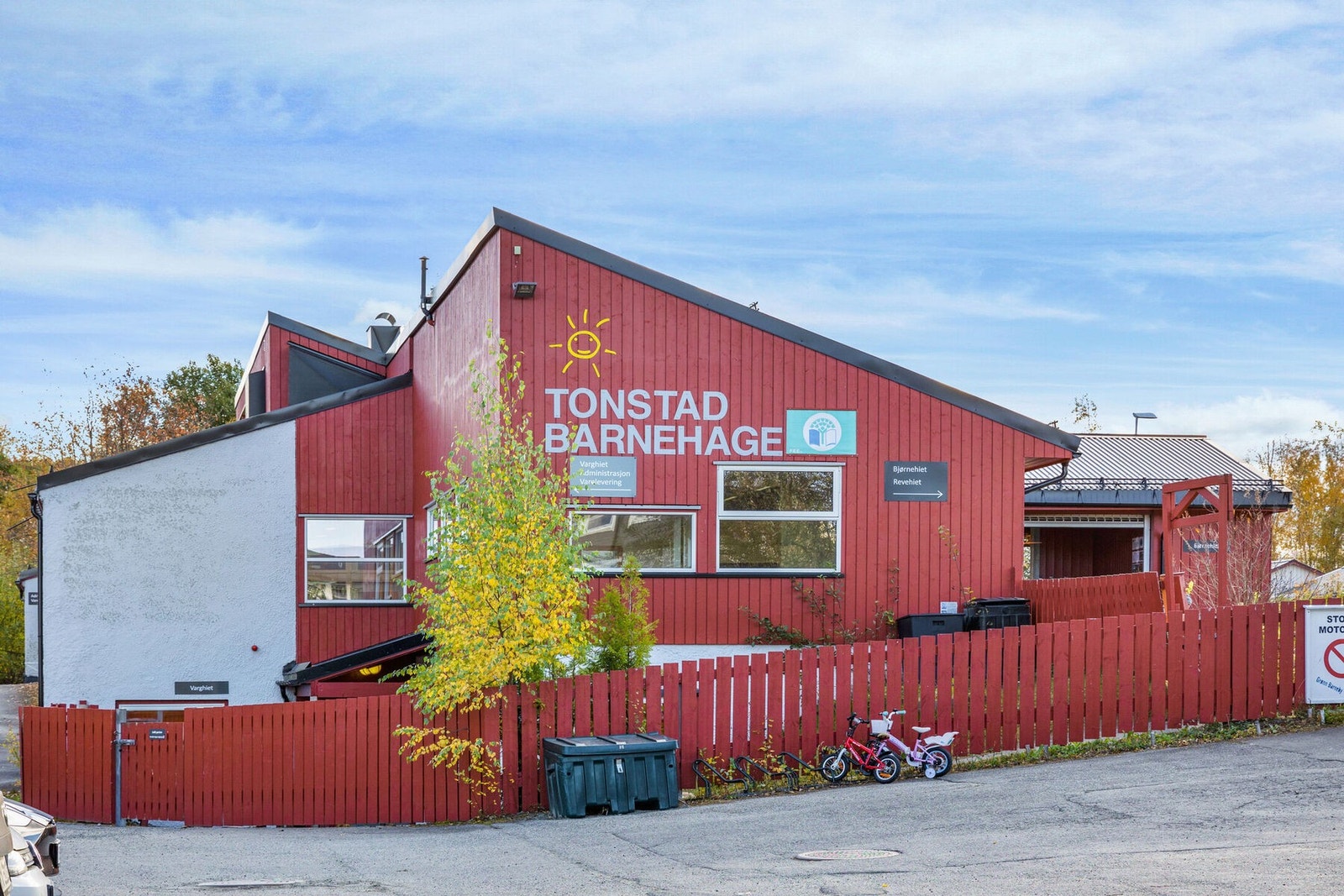 For barnefamilier er det kort vei til barne- og ungdomsskole, samt flere barnehager. Det er også gangavstand til Tiller videregående skole. Galleribilde