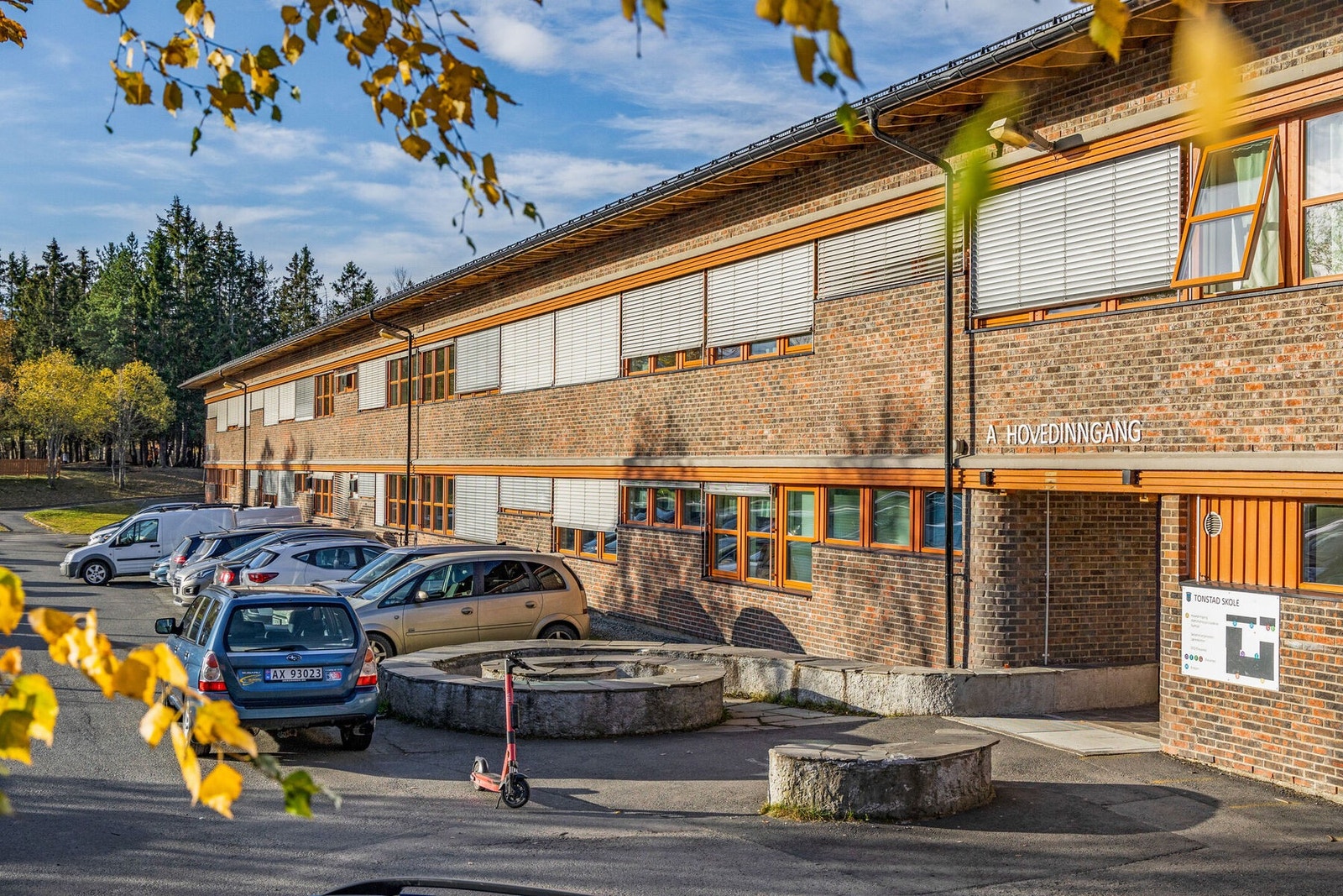 Tonstad Skole ligger i umiddelbar nærhet. Galleribilde