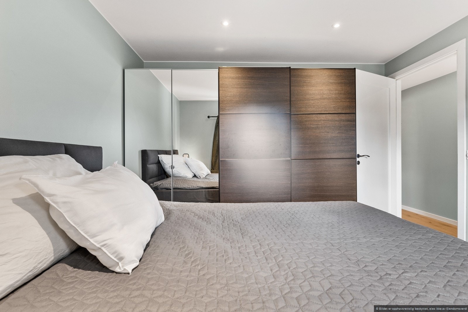 Her er det god plass til garderobeløsning. Galleribilde