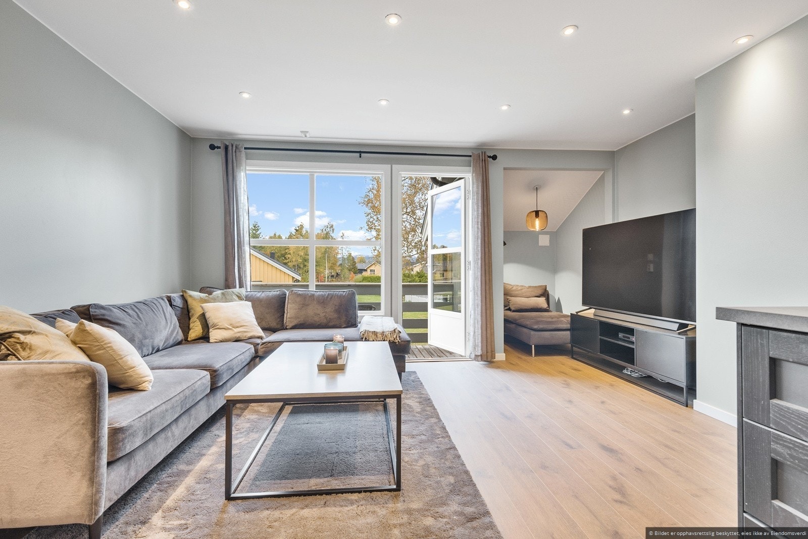 I stuedelen er god plass til en romslig sofa, ikke minst en sjeselong i kroken. Galleribilde