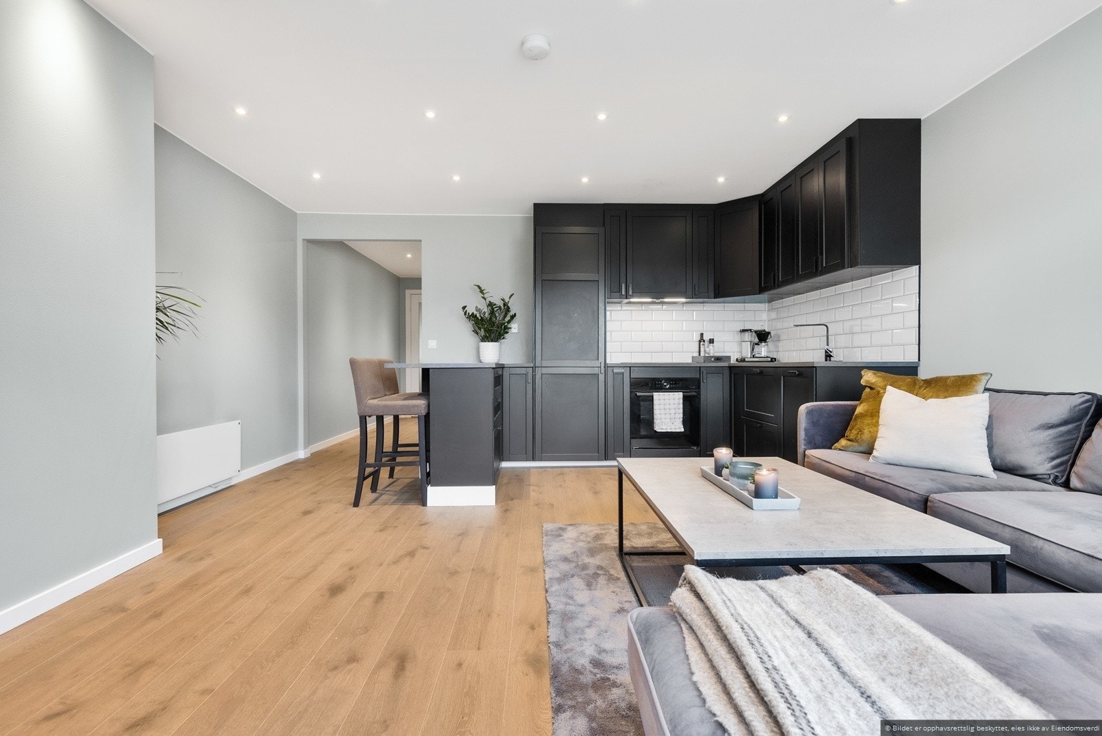 Nydelig kjøkken med integrerte hvitevarer som kjøleskap, komfyr, platetopp og oppvaskmaskin. Galleribilde