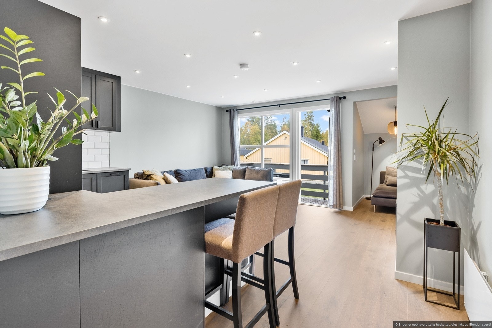 Åpen stue og kjøkken løsning. Delikate farger og lekkert gulv samt downlights i tak. Galleribilde