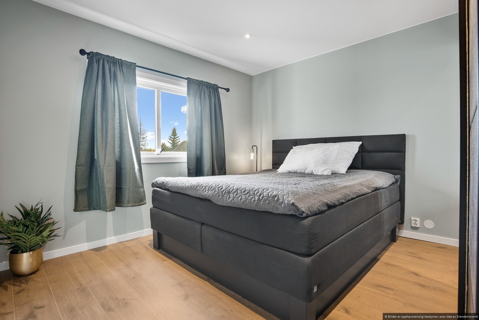 Romslig og delikat soverom. Galleribilde