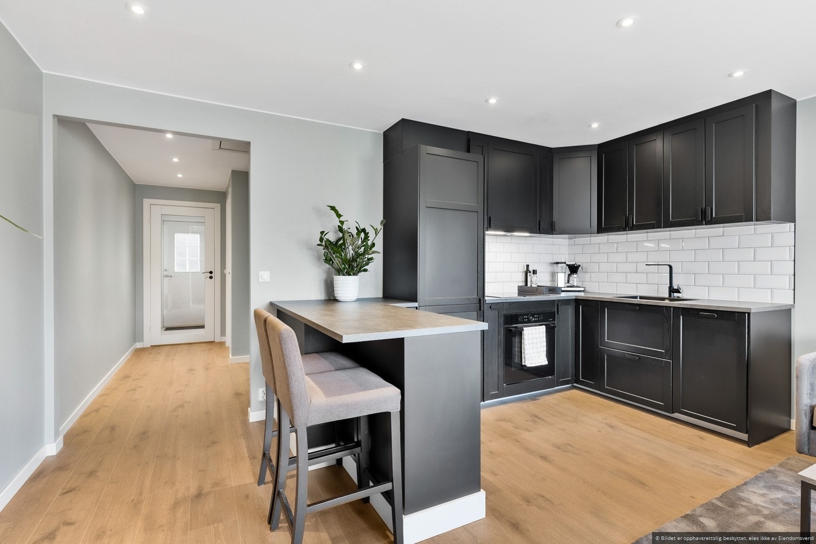 Lekkert kjøkken med egen øy, hvor man kan nyte måltidene eller sitte på hjemmekontor. Galleribilde