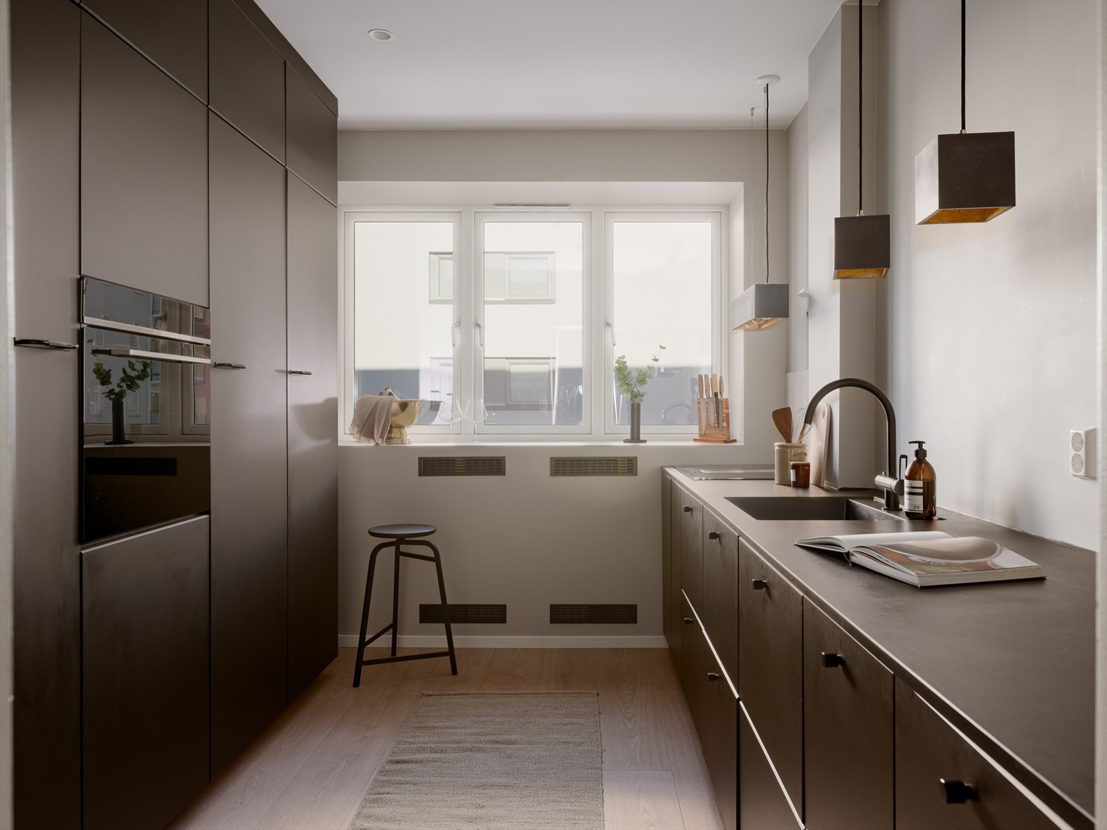 Kjøkkenet ligger i et separat rom, som skaper et ekstra oppholdsrom i boligen. Store vindusflater (vinduer fra 2017) slipper inn godt med naturlig lys. Galleribilde