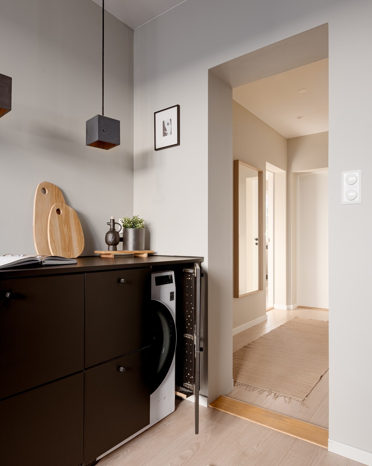 Kjøkkenet har også en praktisk, skjult løsning for vaskemaskin (medfølger). Galleribilde