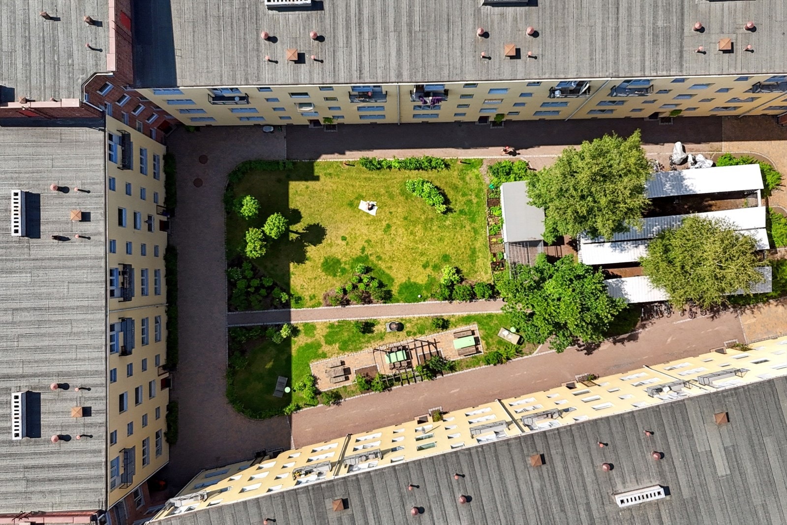 Bakgården er et sentralt og verdsatt samlingspunkt i boligselskapet. Galleribilde